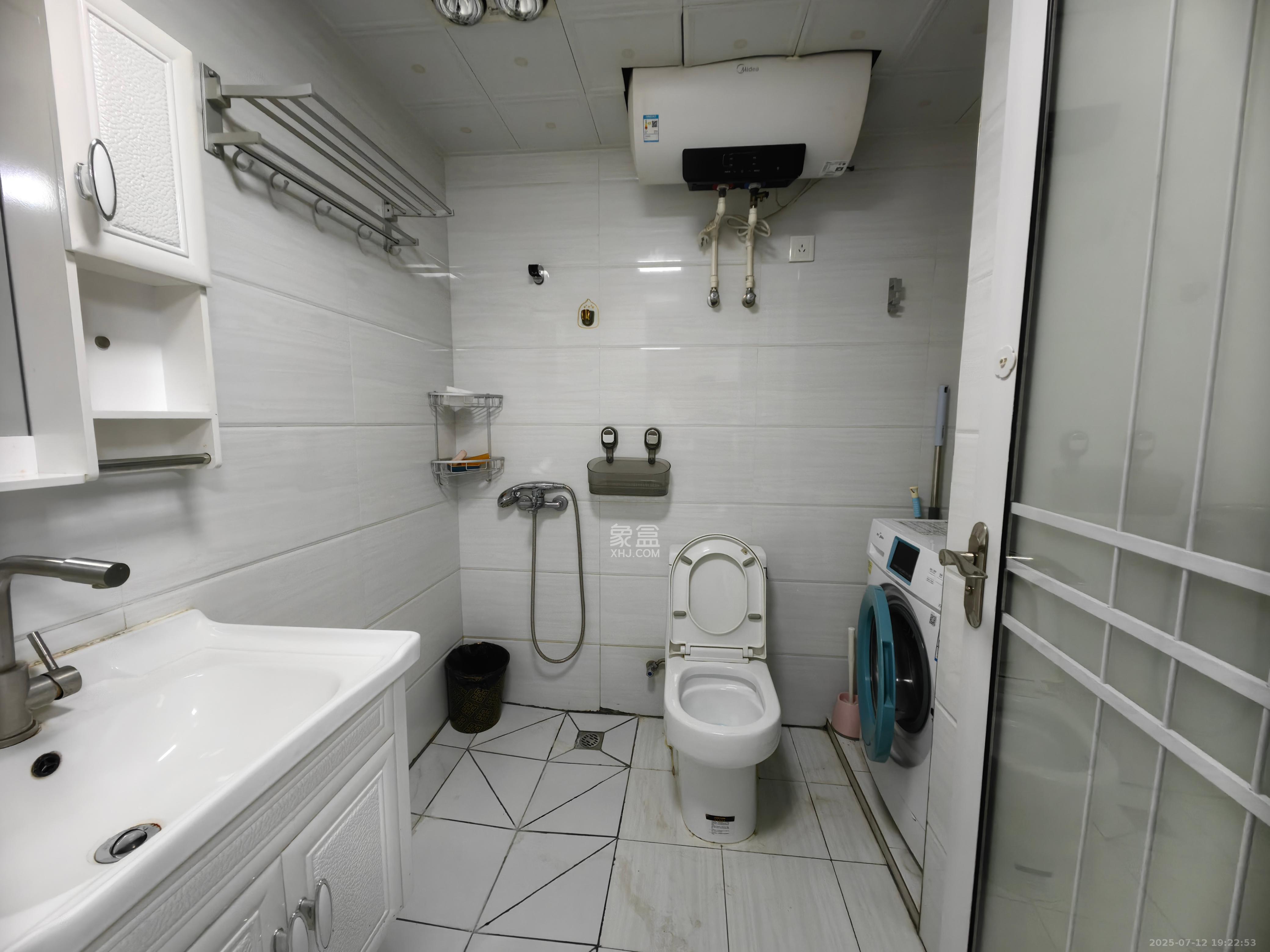 上河国际F座  1室1厅1卫    1800.0元/月 上河国际F座  1室1厅1卫    1800.0元/月室内图