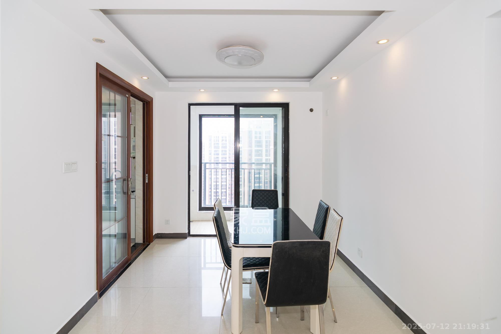 新城国际花都 3室2厅2卫 92.0万 新城国际花都 3室2厅2卫 92.0万客厅