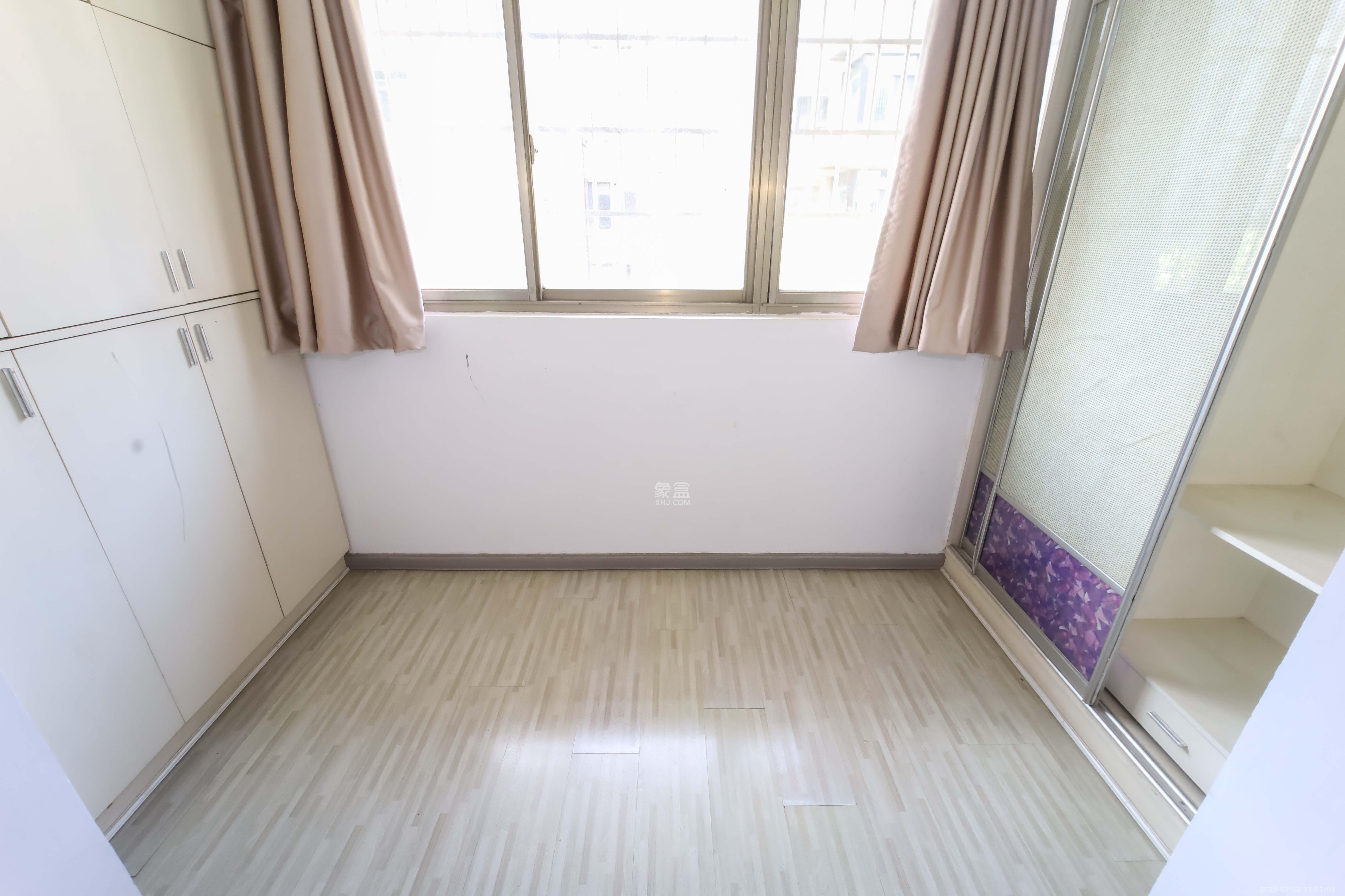 芙蓉公寓  3室2厅2卫   110.00万阳台