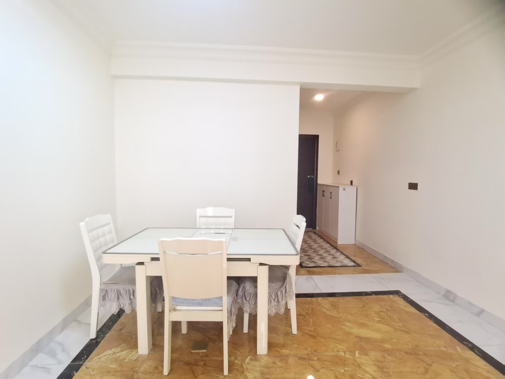 碧桂园梓山府 3室2厅2卫 2000.0元/月 碧桂园梓山府 3室2厅2卫 2000.0元/月室内图