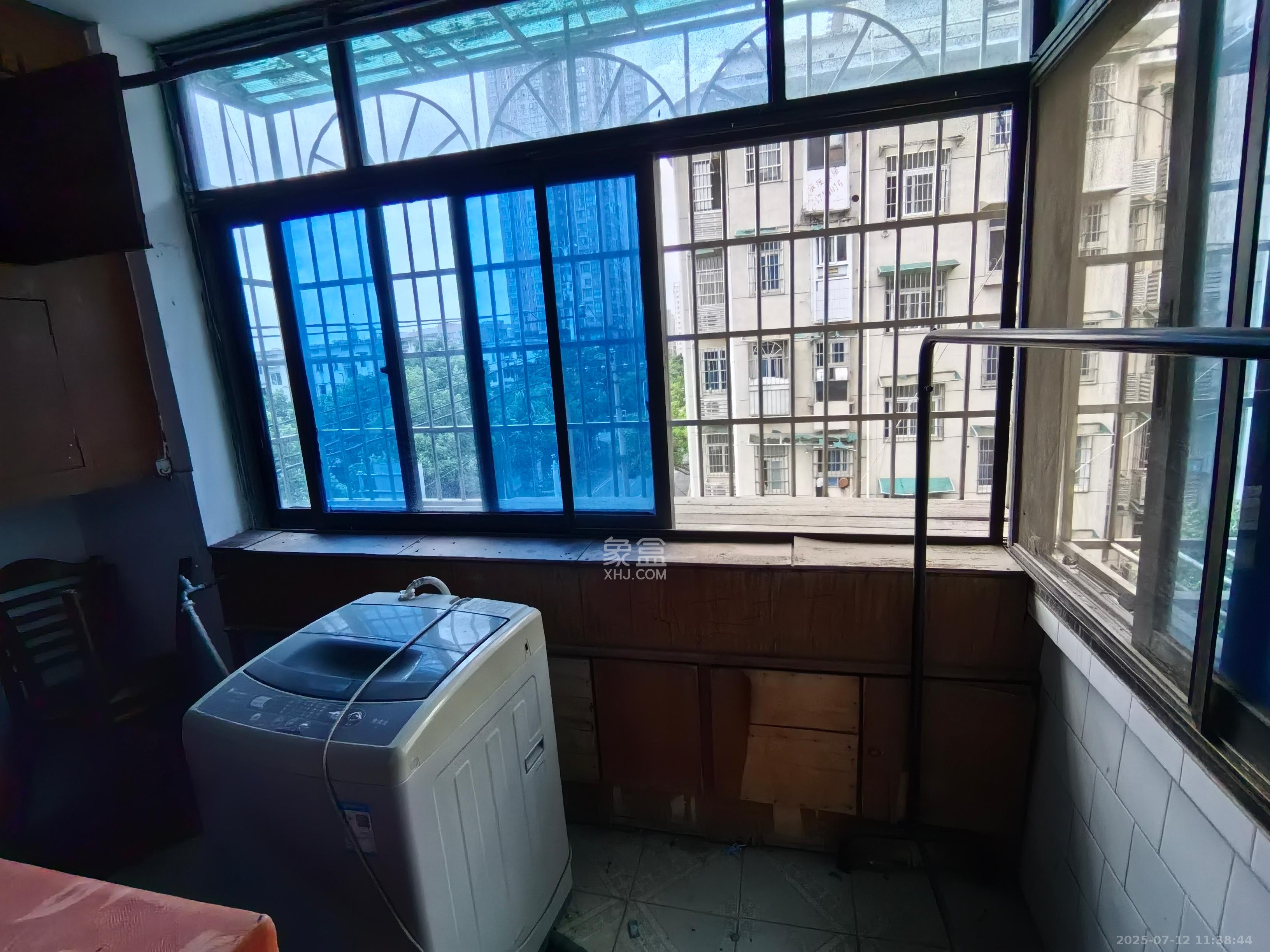 白沙啤酒公寓  3室2厅1卫    1800.0元/月 白沙啤酒公寓  3室2厅1卫    1800.0元/月室内图