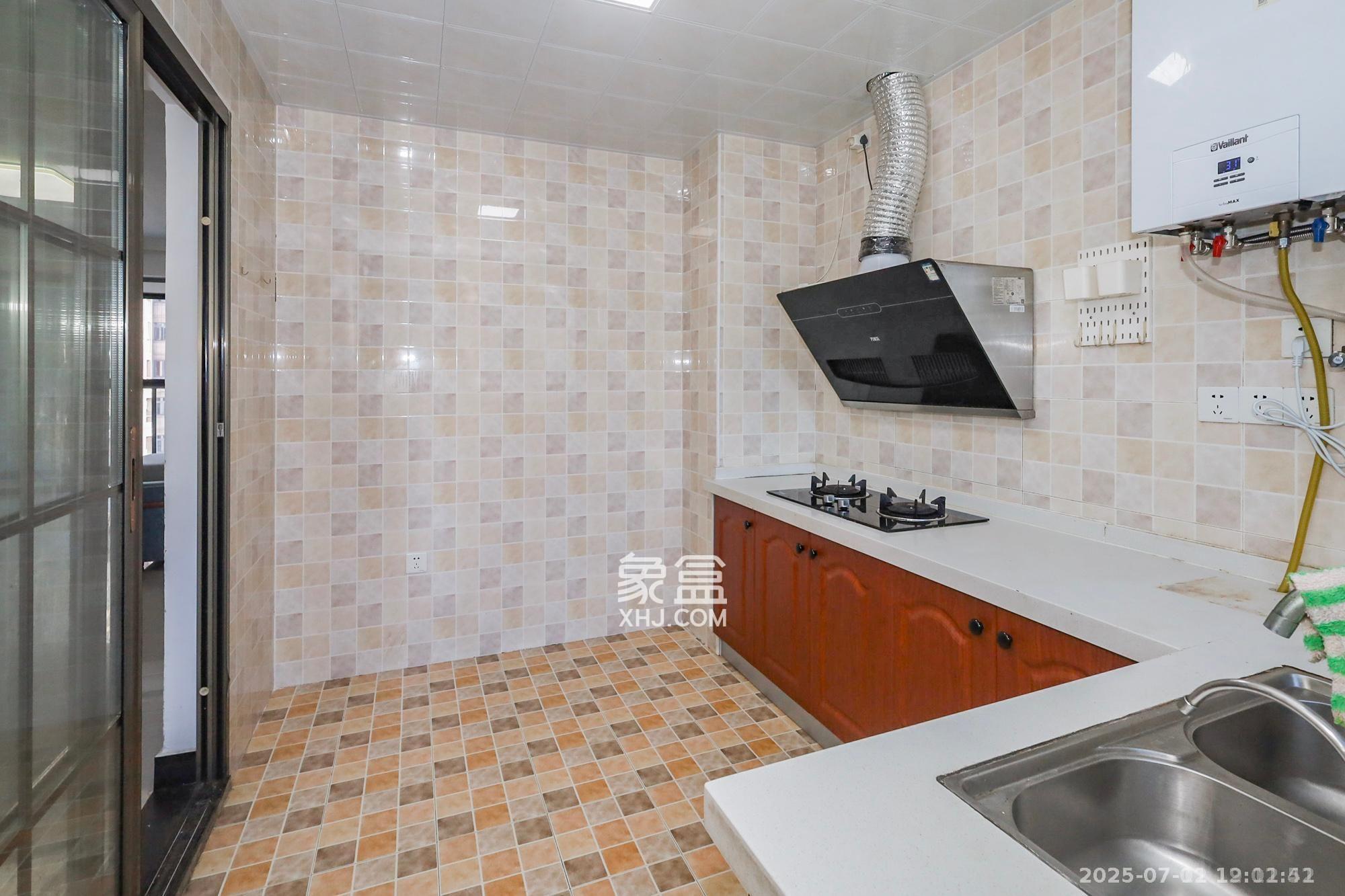 八方小区C区  4室2厅2卫   5500.00元/月室内图