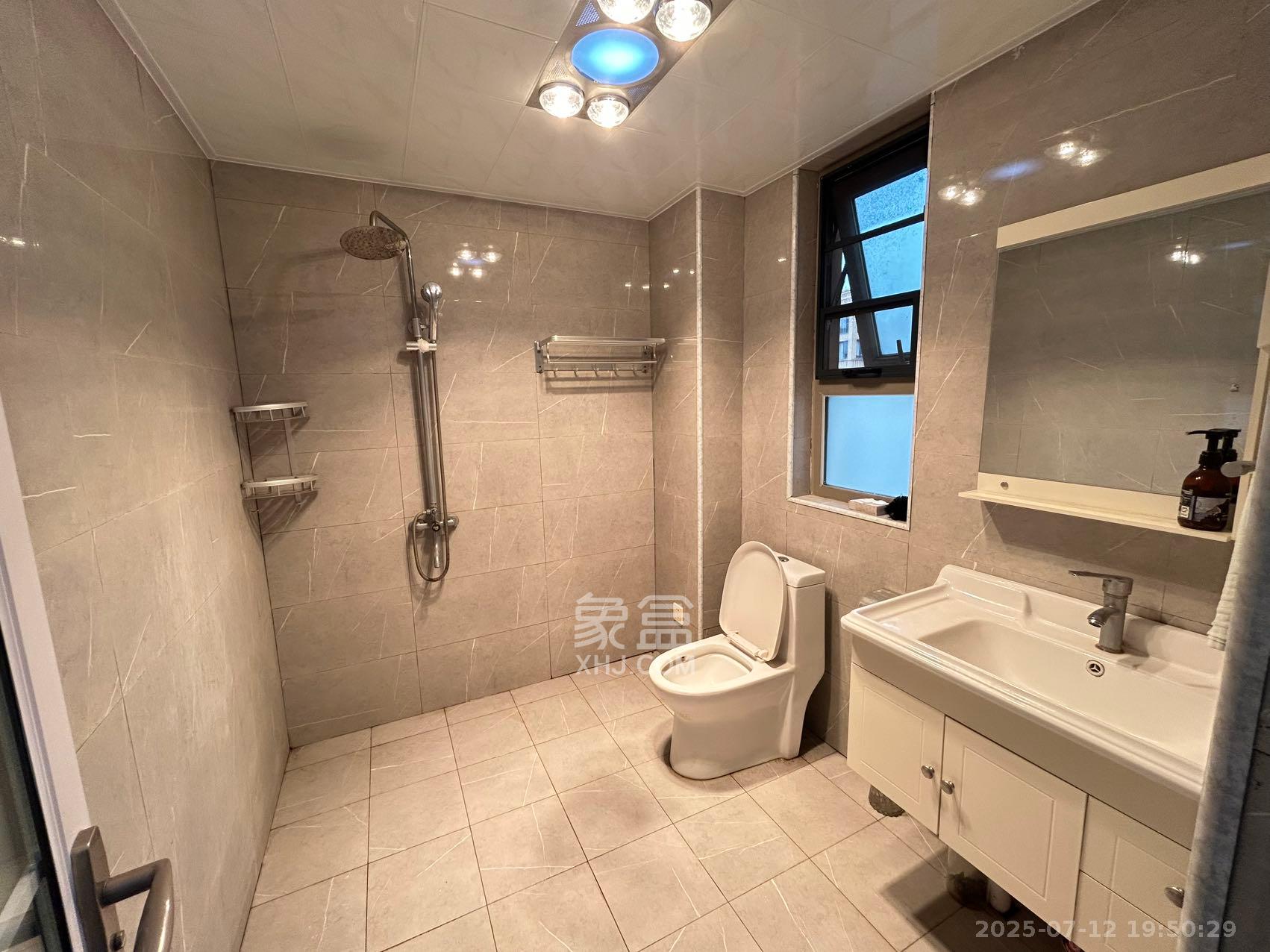 怡海星城  3室2厅2卫    2500.0元/月室内图