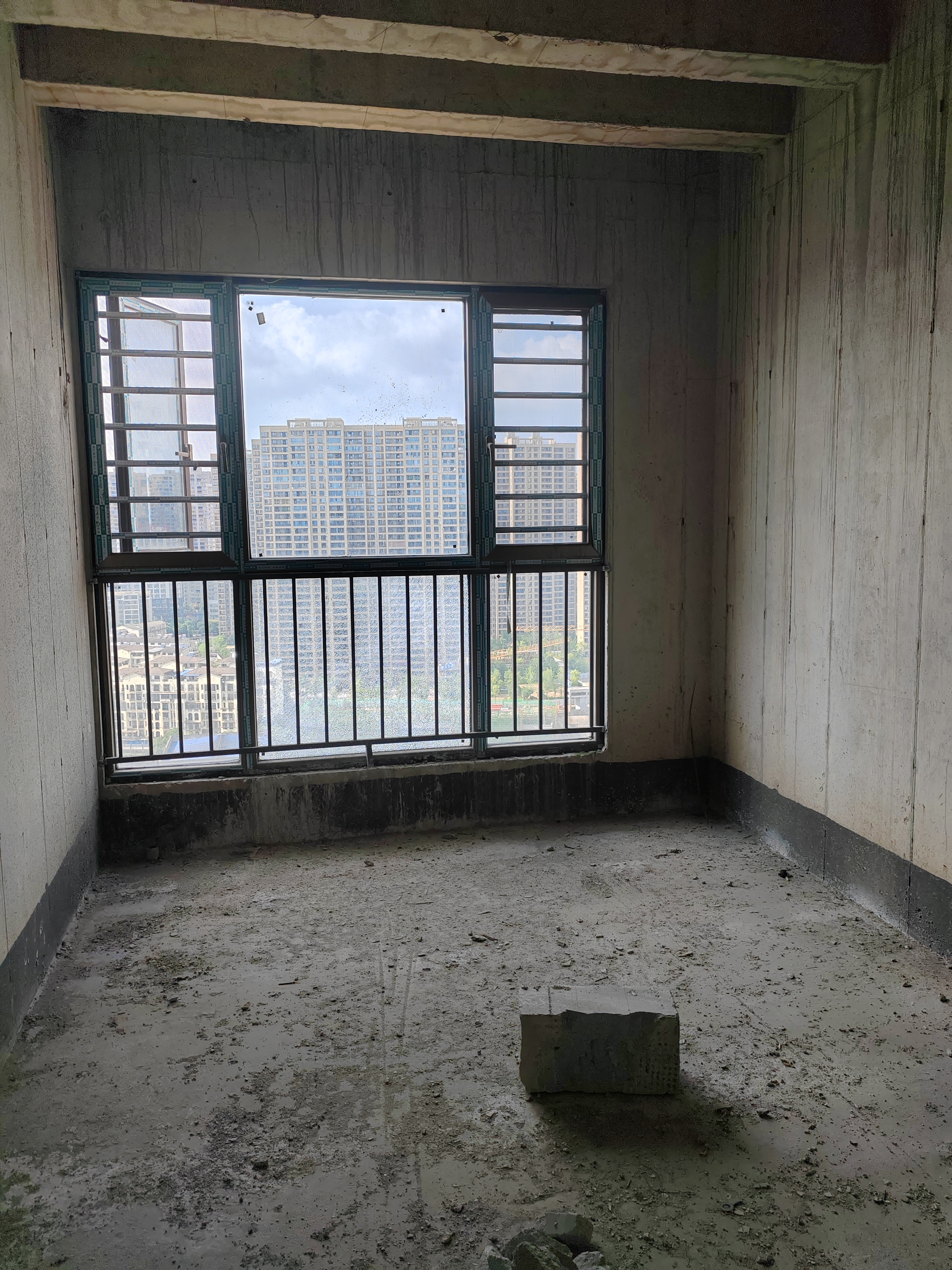 湘悦青春里 4室2厅2卫 93.8万 湘悦青春里 4室2厅2卫 93.8万客厅