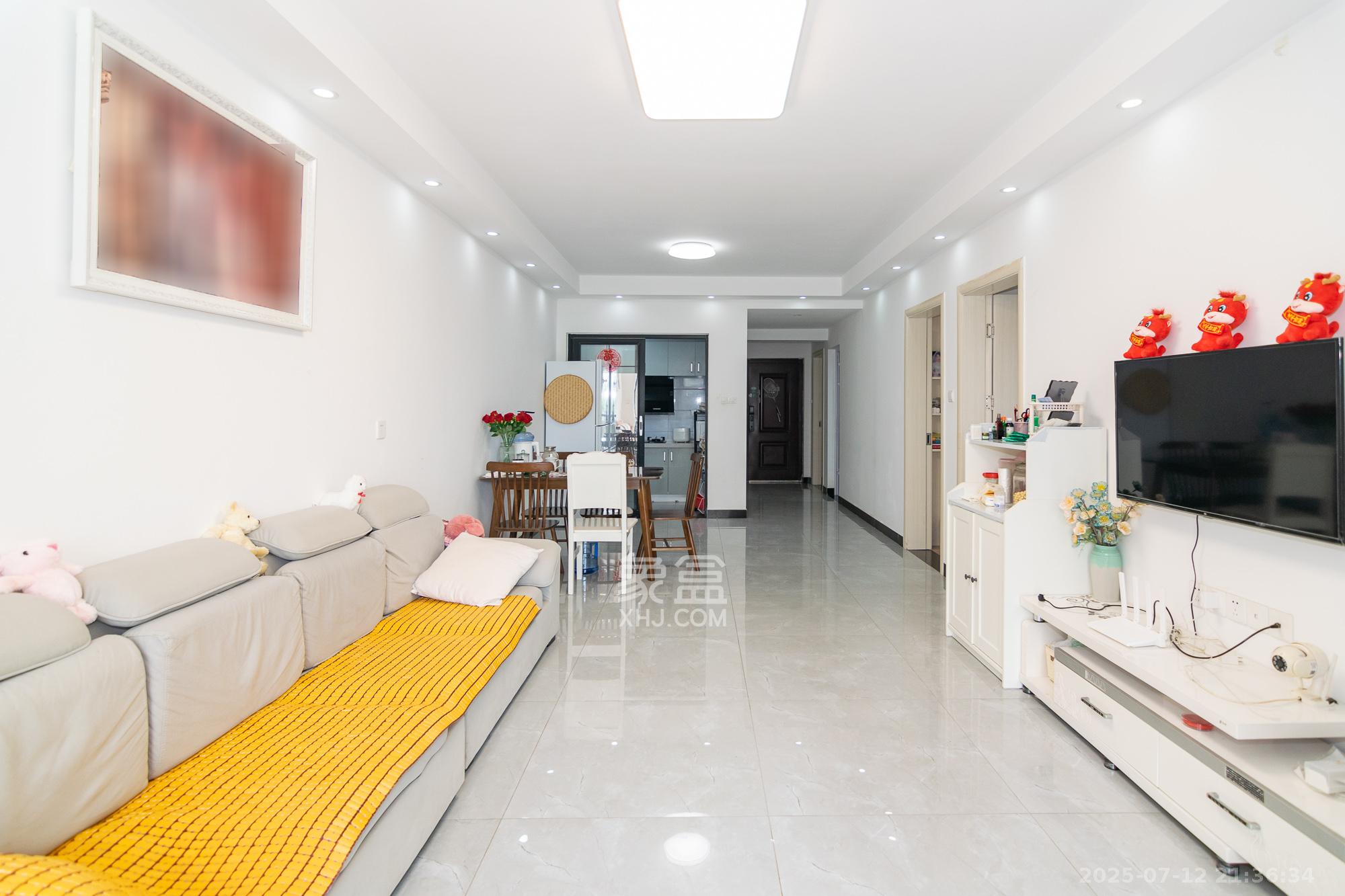 中粮鸿云  3室2厅2卫    69.8万 中粮鸿云  3室2厅2卫    69.8万客厅