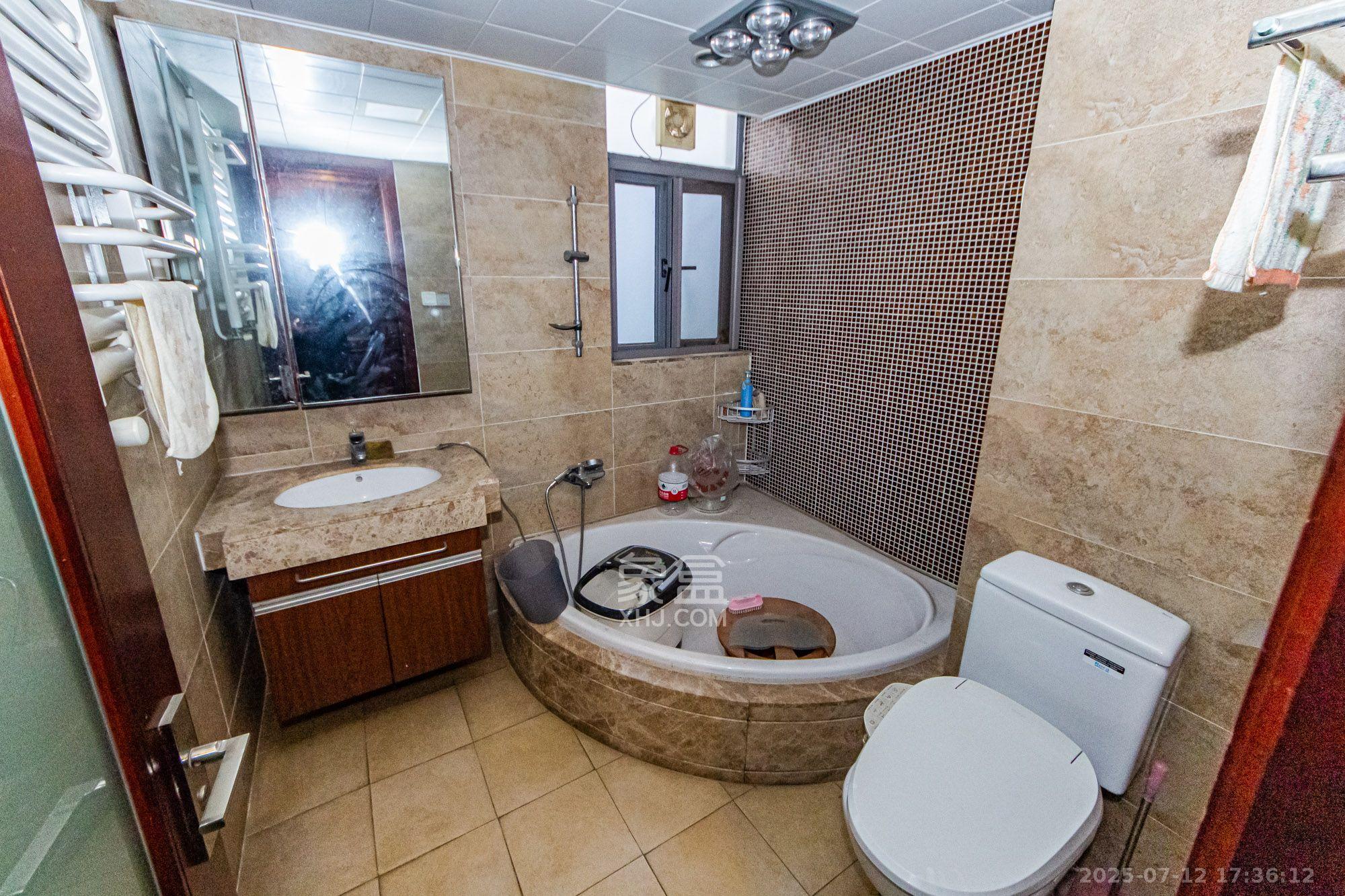 珠江花城三期锦鲤  4室2厅2卫    3600.0元/月 珠江花城三期锦鲤  4室2厅2卫    3600.0元/月室内图