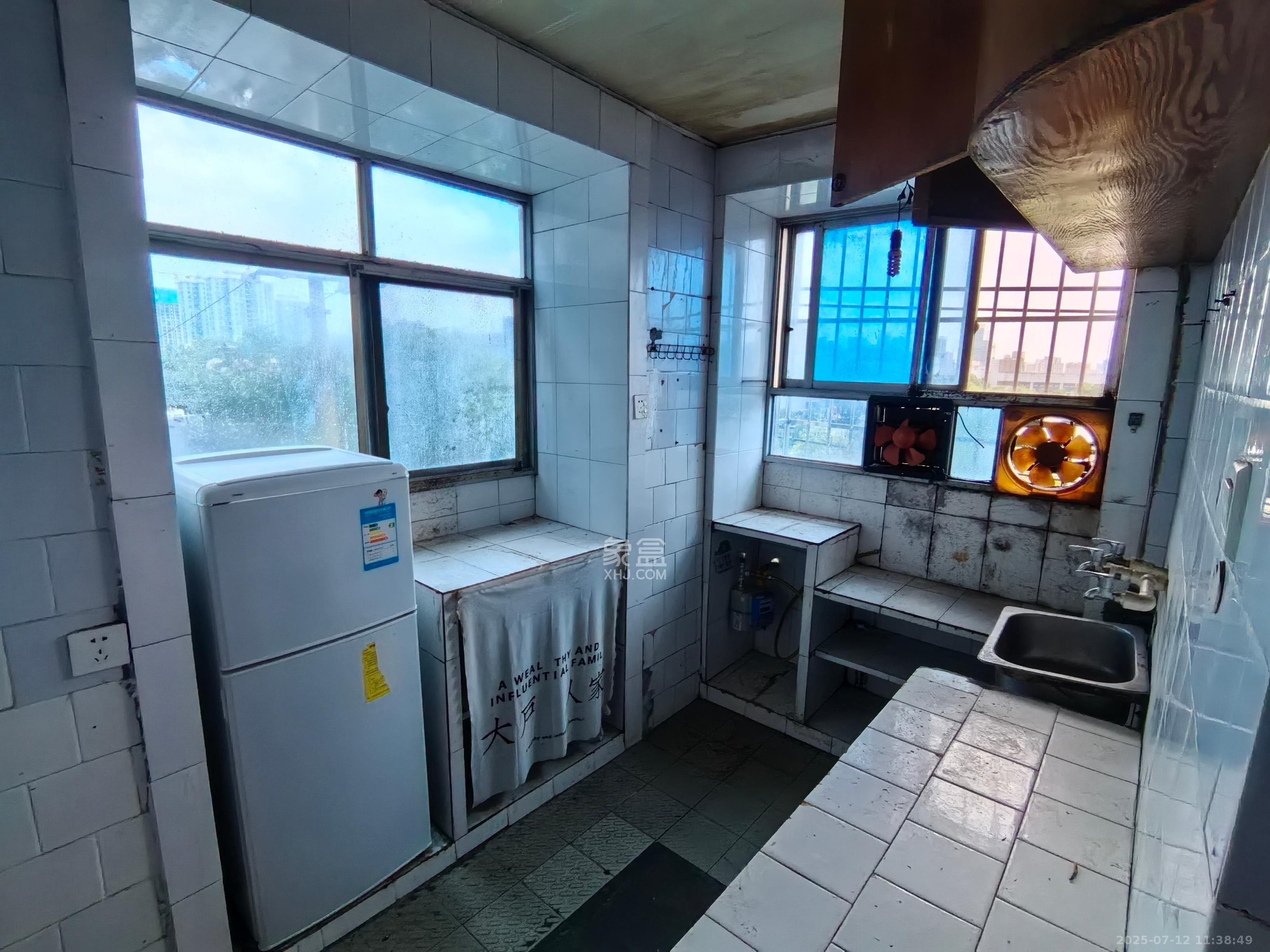 白沙啤酒公寓  3室2厅1卫    1800.0元/月 白沙啤酒公寓  3室2厅1卫    1800.0元/月室内图