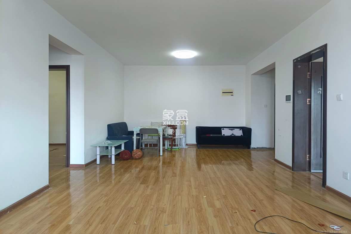 八方小区C区  3室2厅2卫    3600.0元/月 八方小区C区  3室2厅2卫    3600.0元/月室内图