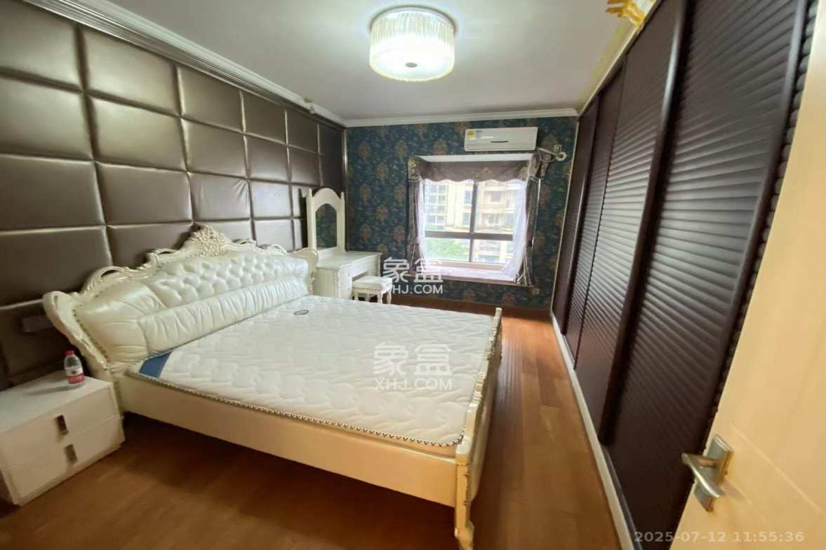 钱隆樽品(一、二、三期)  4室2厅2卫    3500.0元/月 钱隆樽品(一、二、三期)  4室2厅2卫    3500.0元/月室内图