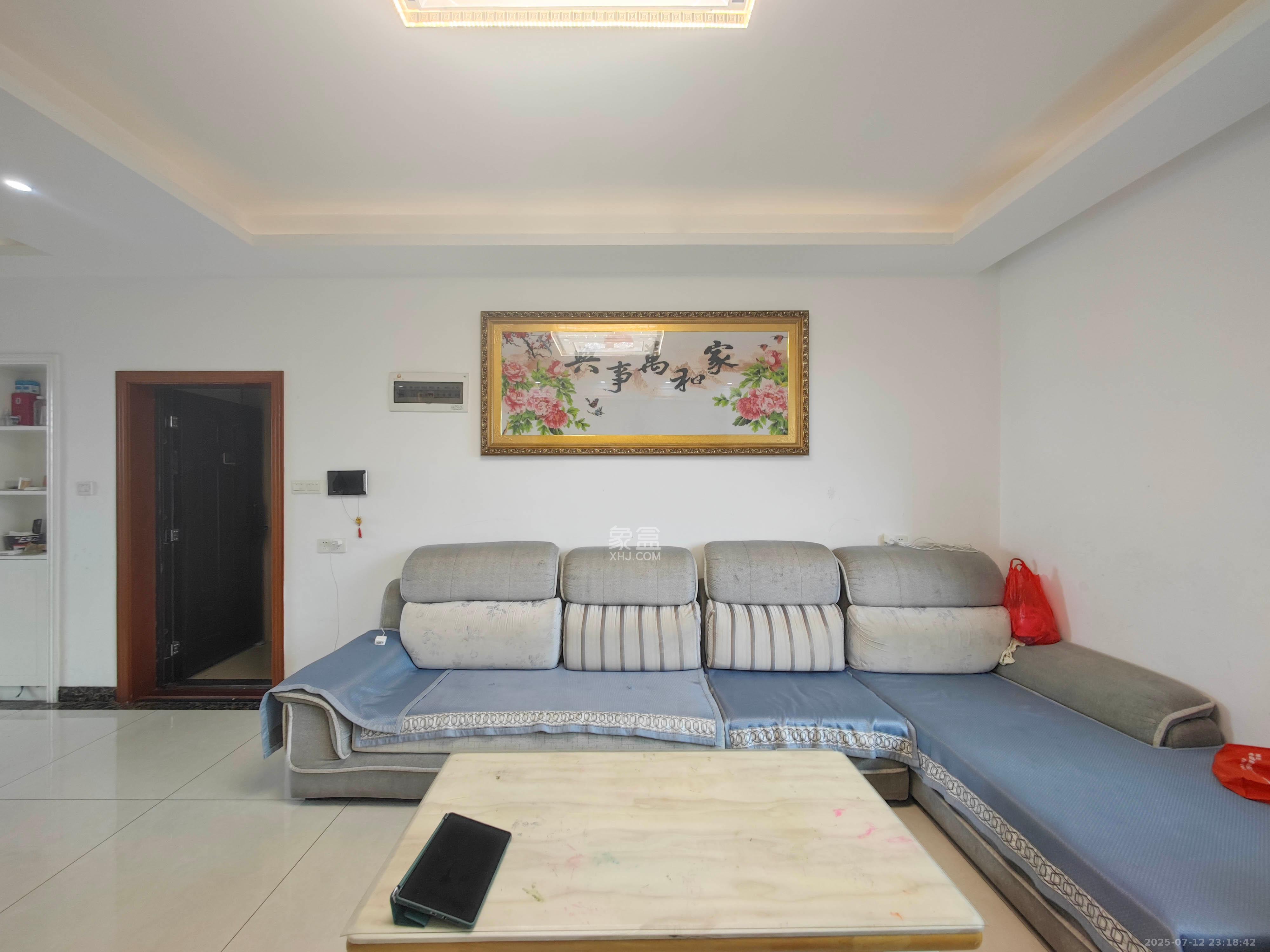 德润小区(丰升德润小区) 3室2厅2卫 107.8万 德润小区(丰升德润小区) 3室2厅2卫 107.8万客厅