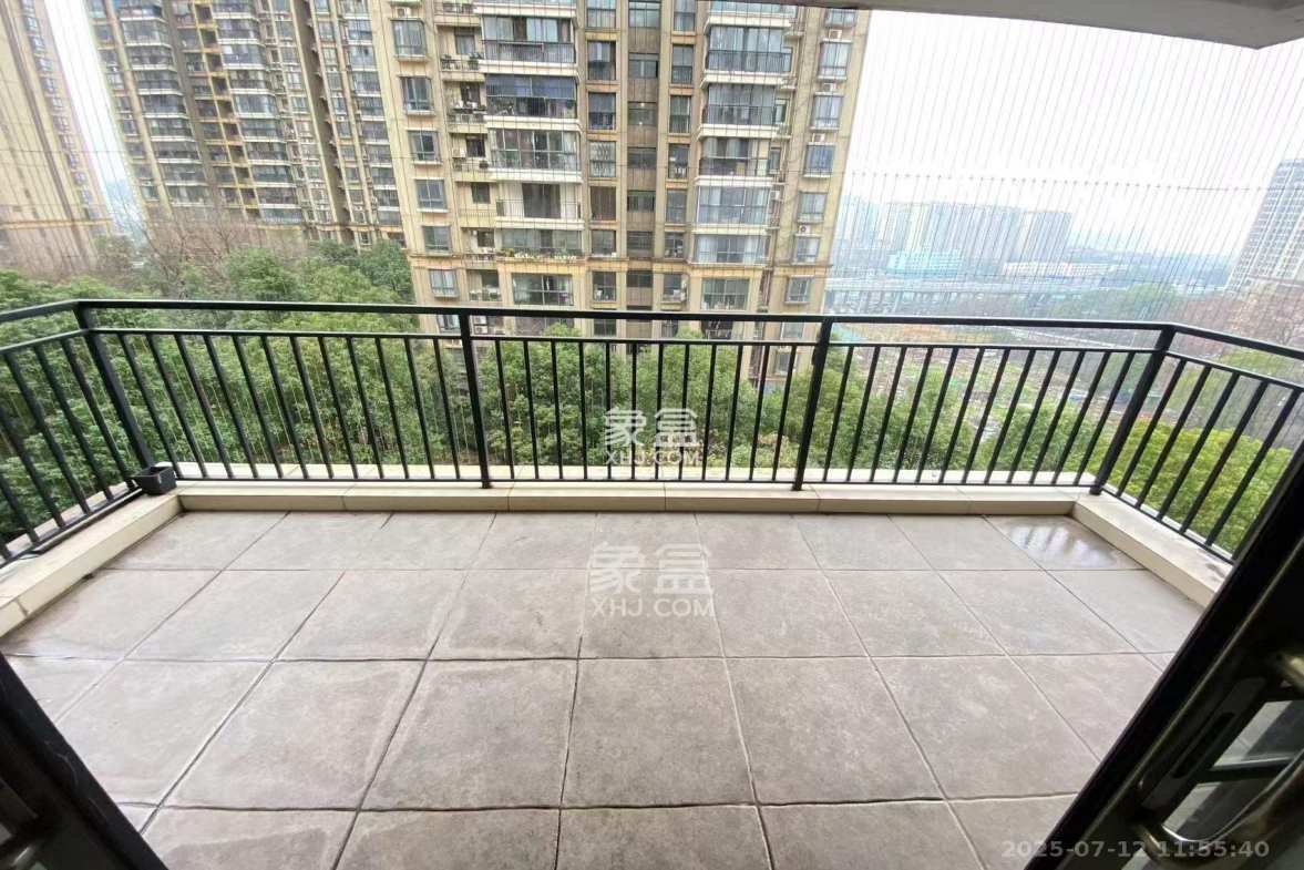 钱隆樽品(一、二、三期)  4室2厅2卫    3500.0元/月 钱隆樽品(一、二、三期)  4室2厅2卫    3500.0元/月室内图