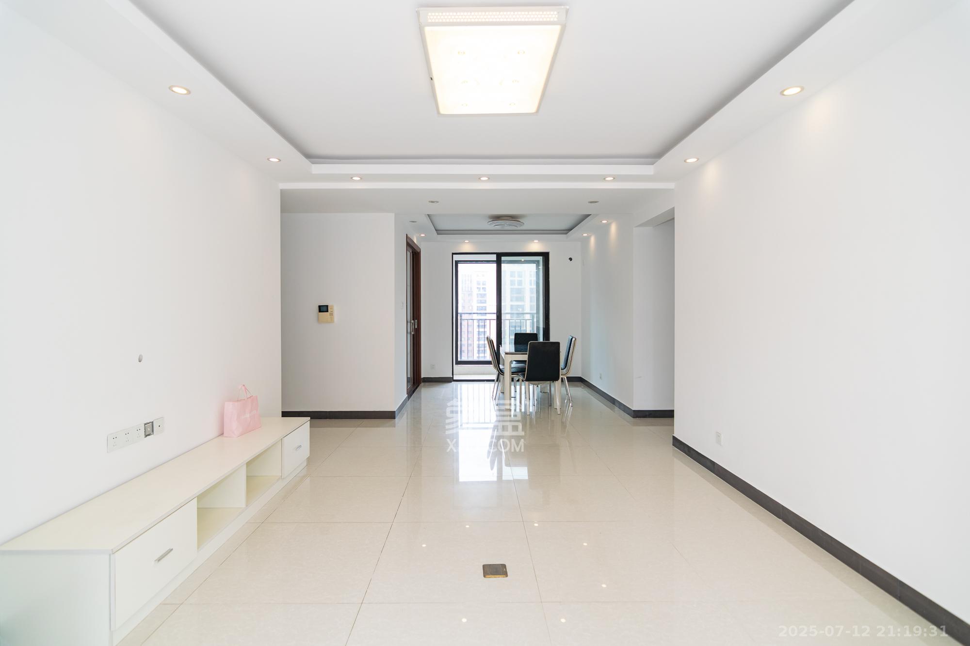 新城国际花都 3室2厅2卫 92.0万 新城国际花都 3室2厅2卫 92.0万客厅