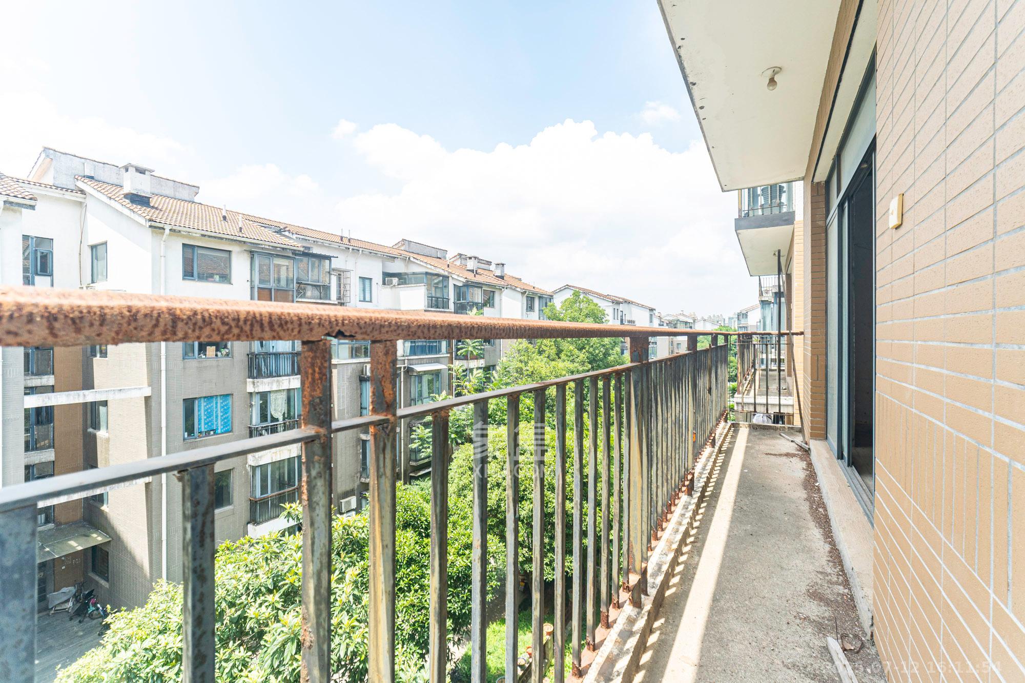 美林水郡  3室2厅2卫    100.0万阳台