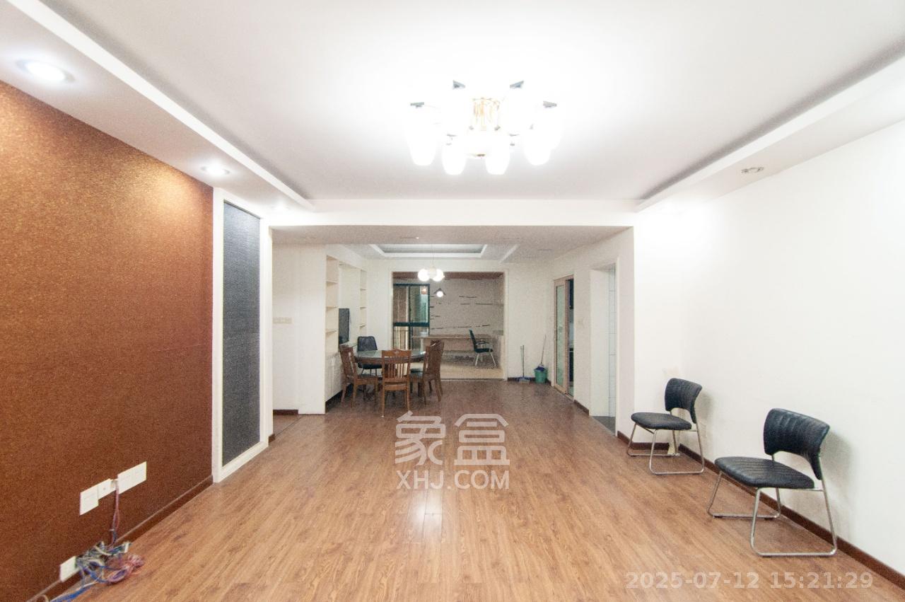 共和世家 4室2厅2卫 4200.0元/月 共和世家 4室2厅2卫 4200.0元/月室内图