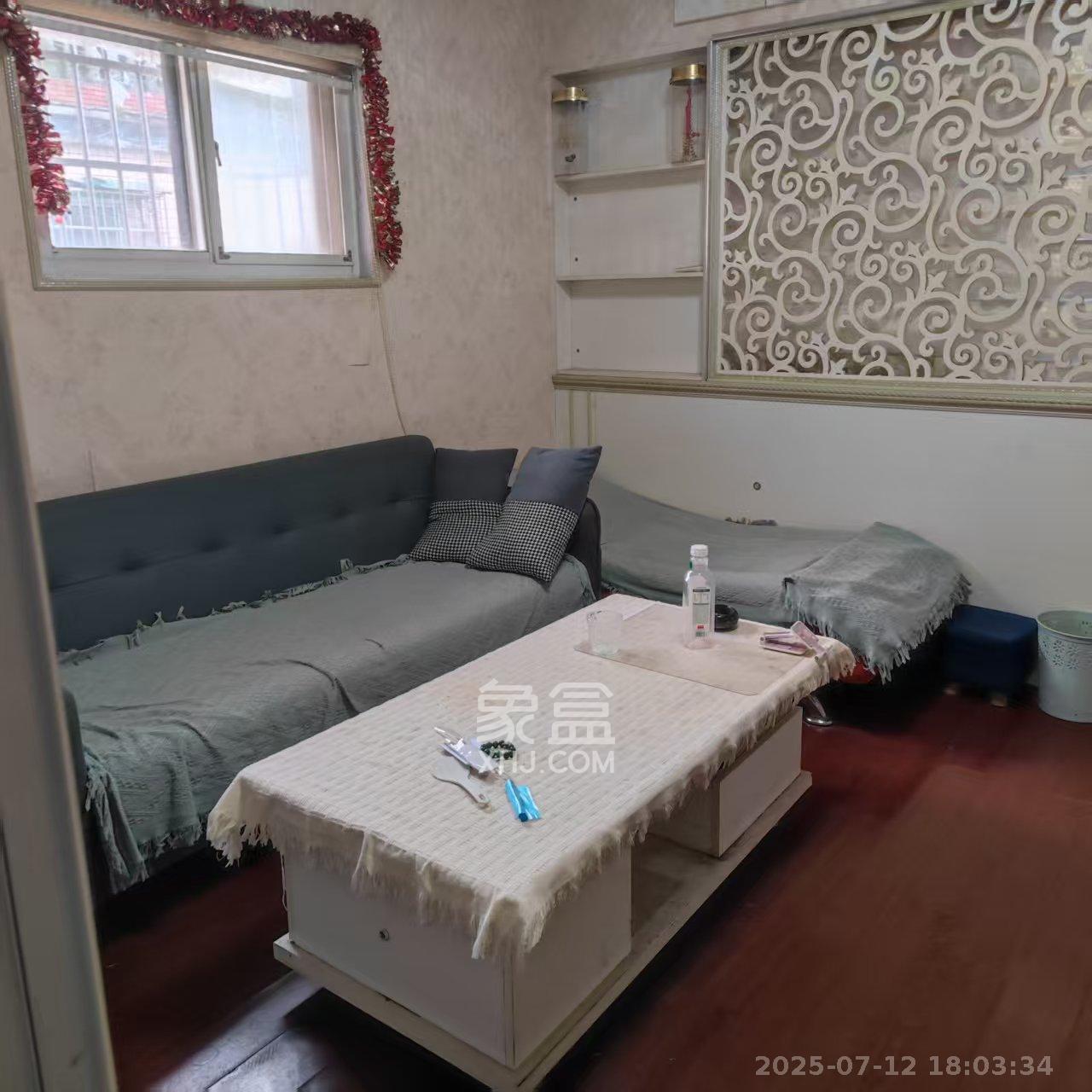 三和公寓  1室1厅1卫    1500.0元/月 三和公寓  1室1厅1卫    1500.0元/月室内图