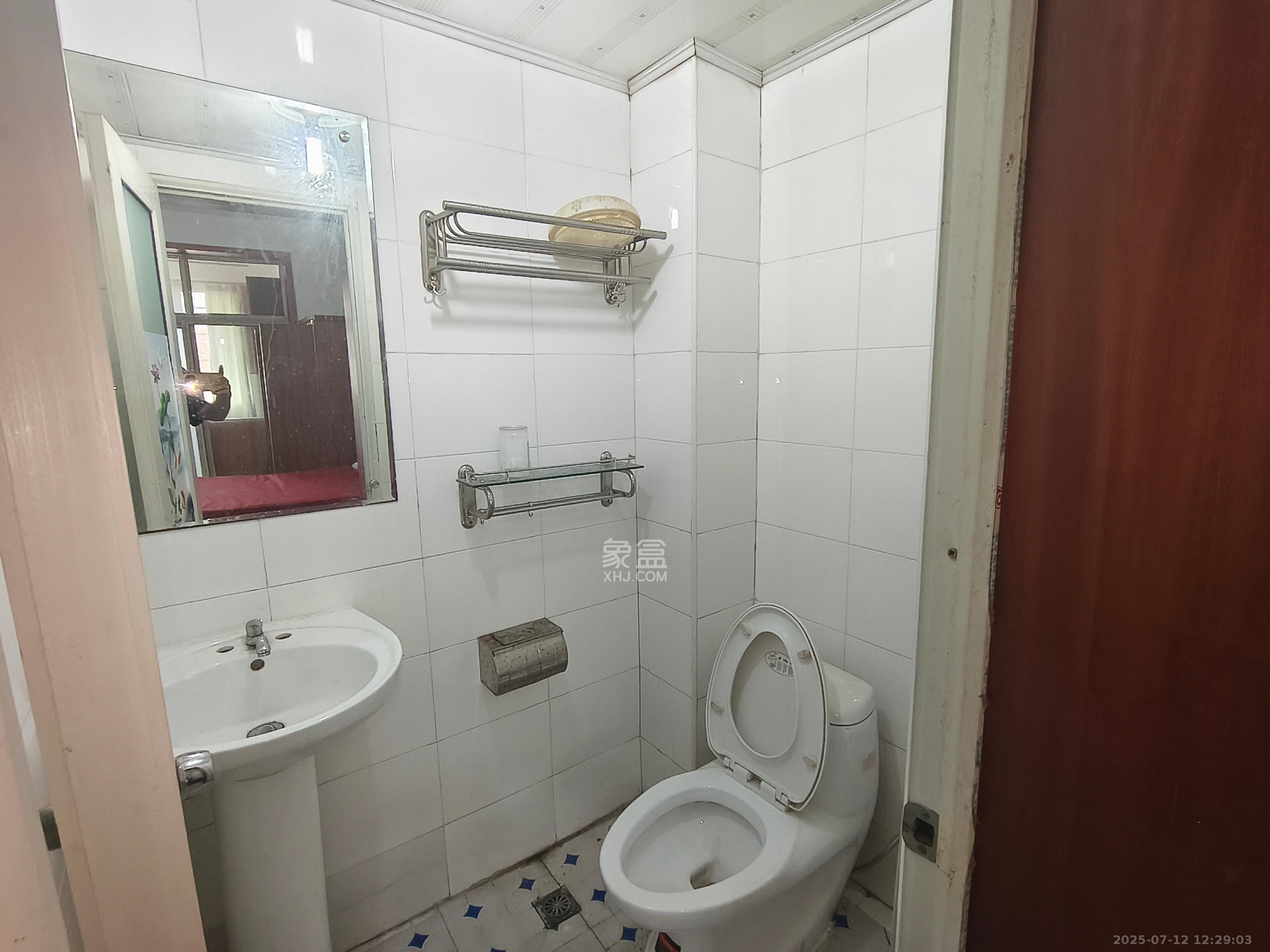 岳北社区 3室2厅2卫 2200.0元/月 岳北社区 3室2厅2卫 2200.0元/月室内图