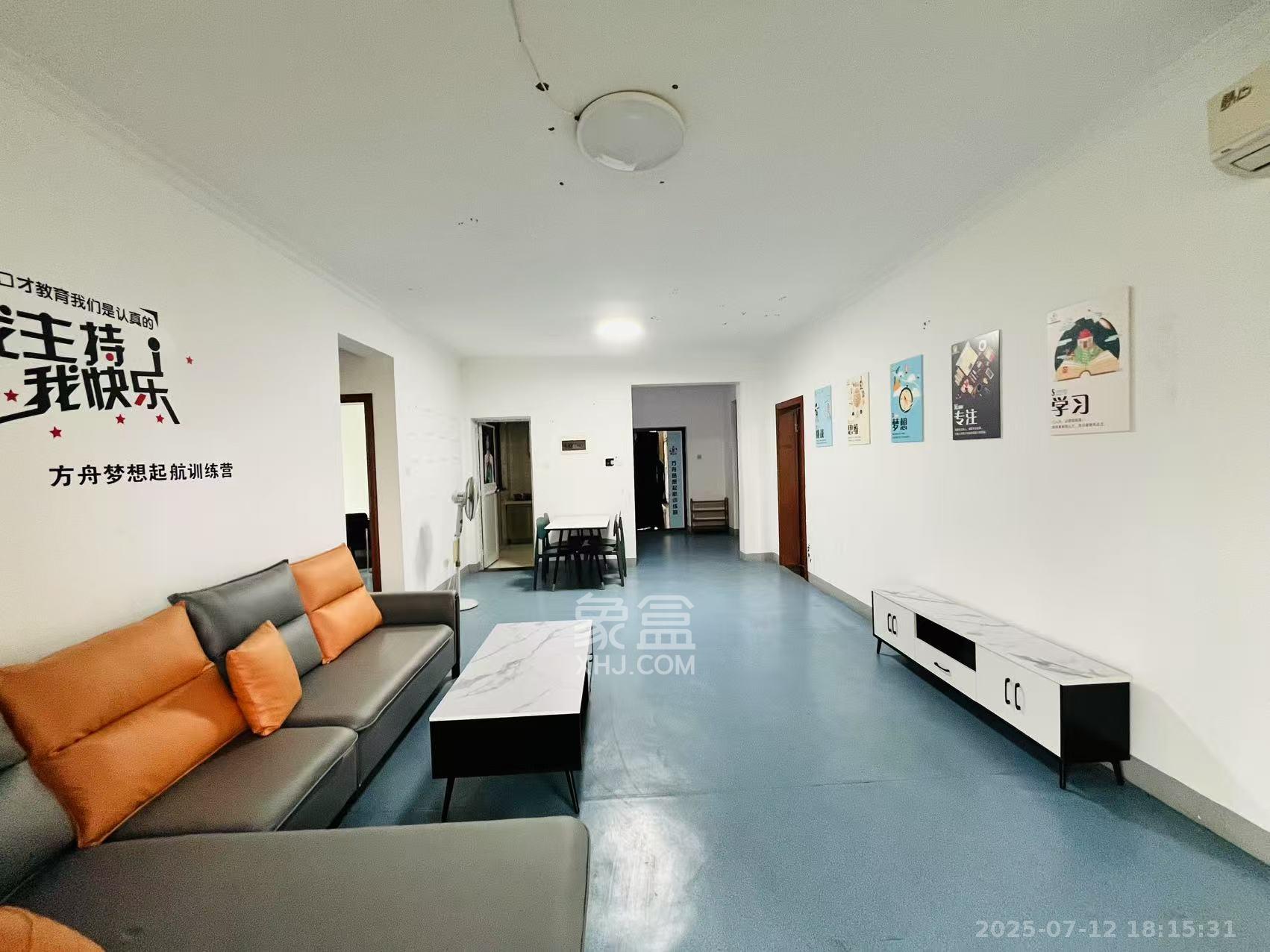 鑫远熙山 4室2厅1卫 2500.0元/月 鑫远熙山 4室2厅1卫 2500.0元/月室内图