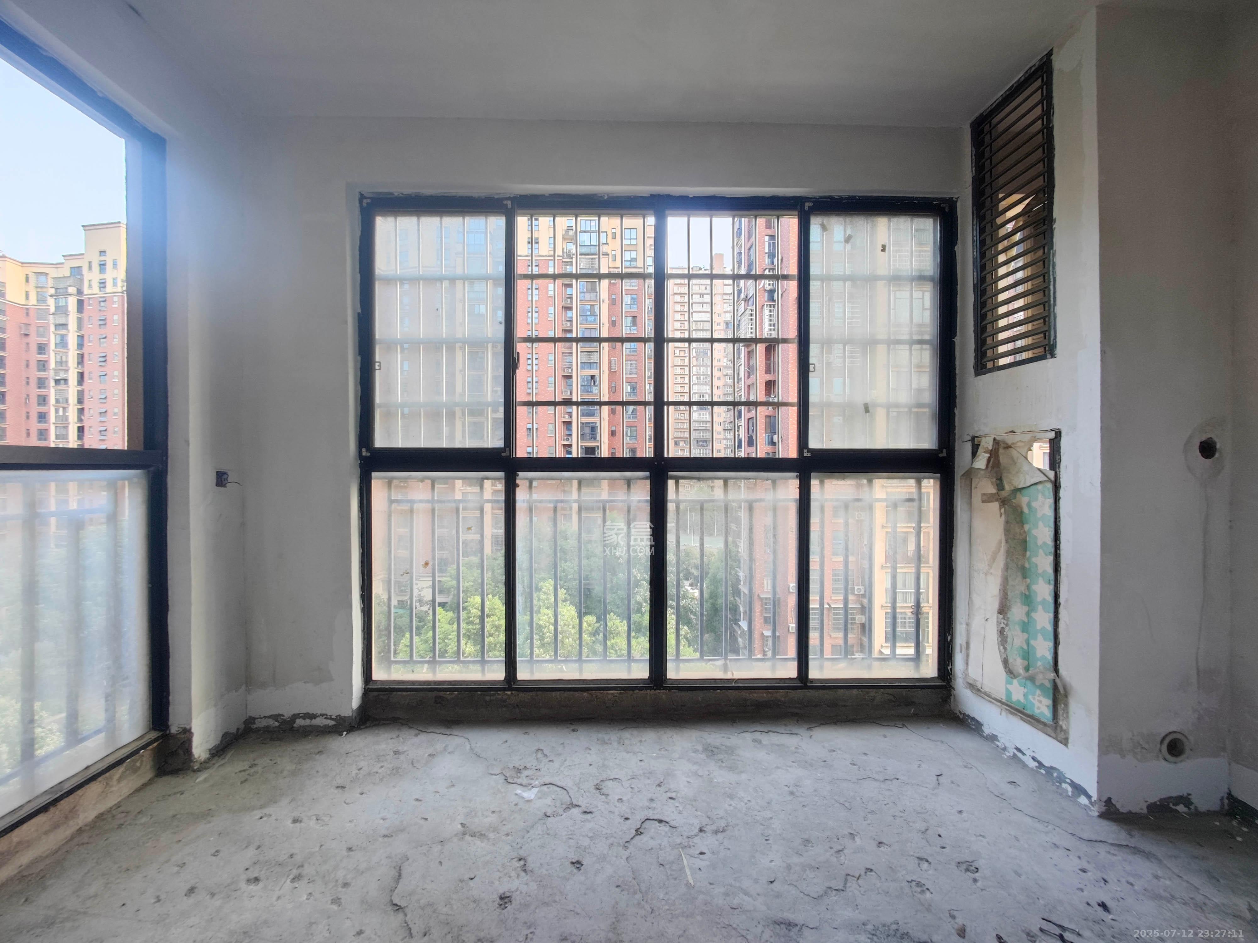 水岸天际(一期、二期) 3室2厅2卫 80.0万 水岸天际(一期、二期) 3室2厅2卫 80.0万阳台