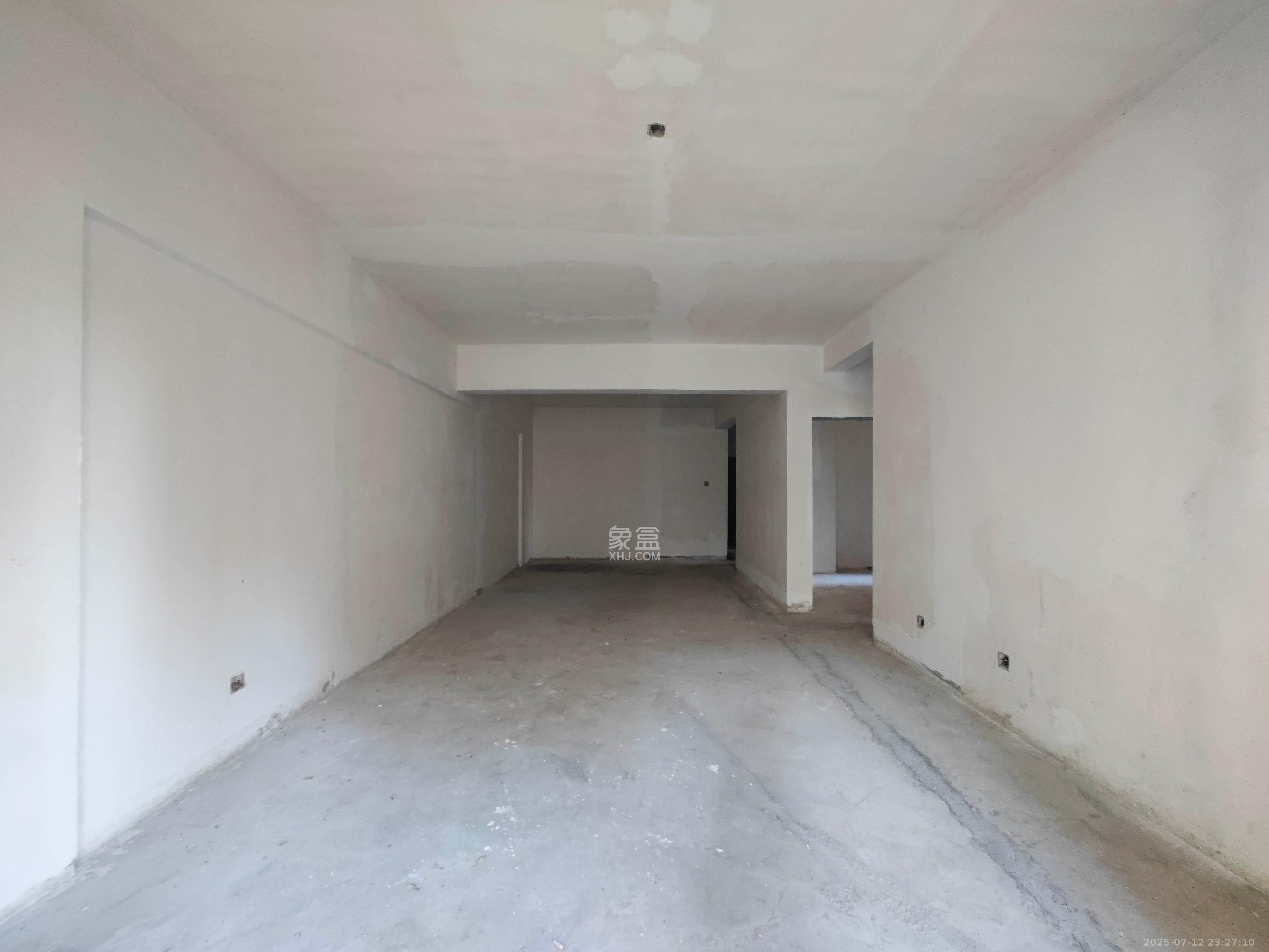 水岸天际(一期、二期) 3室2厅2卫 80.0万 水岸天际(一期、二期) 3室2厅2卫 80.0万客厅