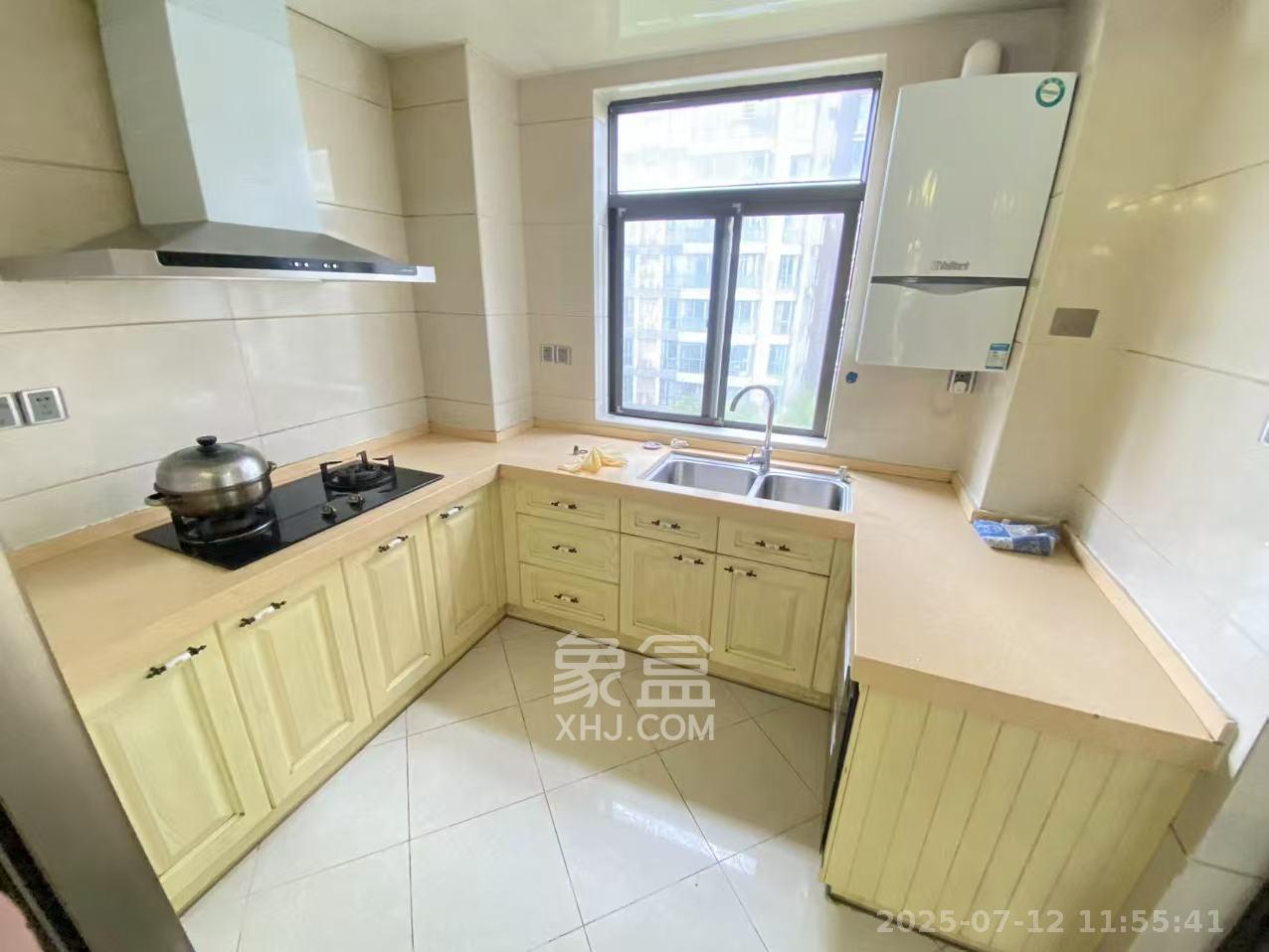 钱隆樽品(一、二、三期)  4室2厅2卫    3500.0元/月 钱隆樽品(一、二、三期)  4室2厅2卫    3500.0元/月室内图