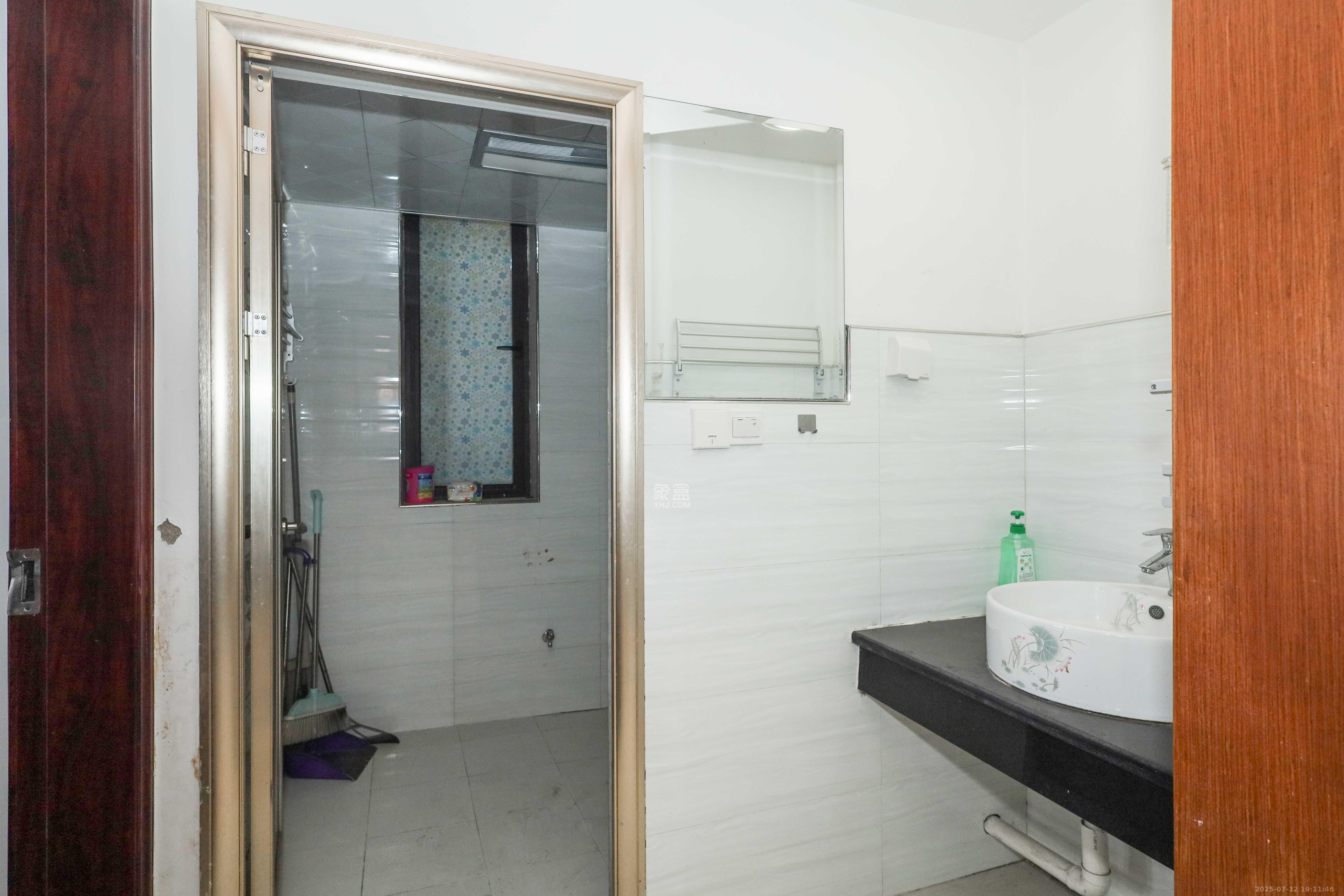 保利麓谷林语F区 3室2厅1卫 85.0万 保利麓谷林语F区 3室2厅1卫 85.0万卫生间