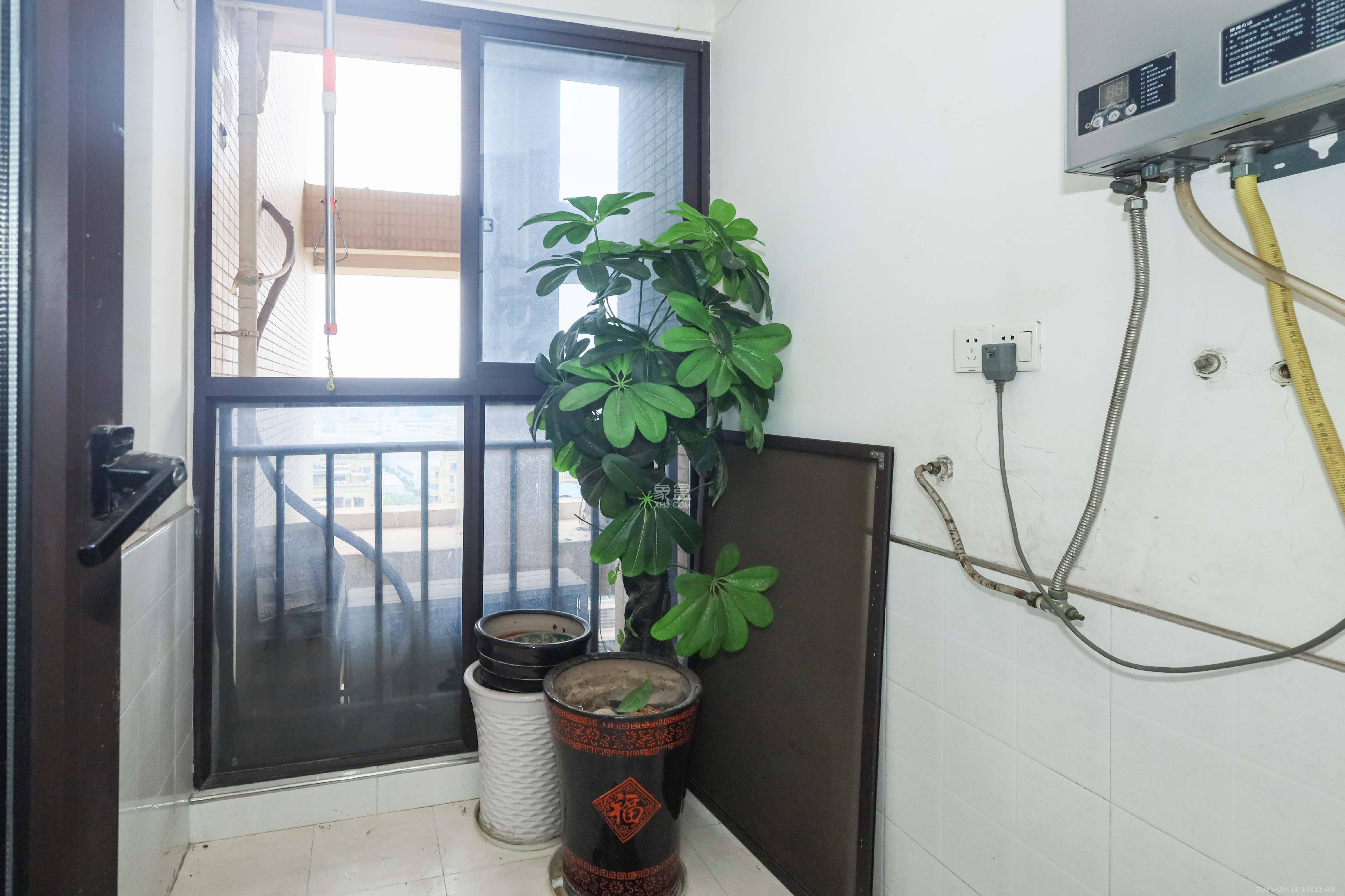 保利麓谷林语F区 3室2厅1卫 85.0万 保利麓谷林语F区 3室2厅1卫 85.0万阳台