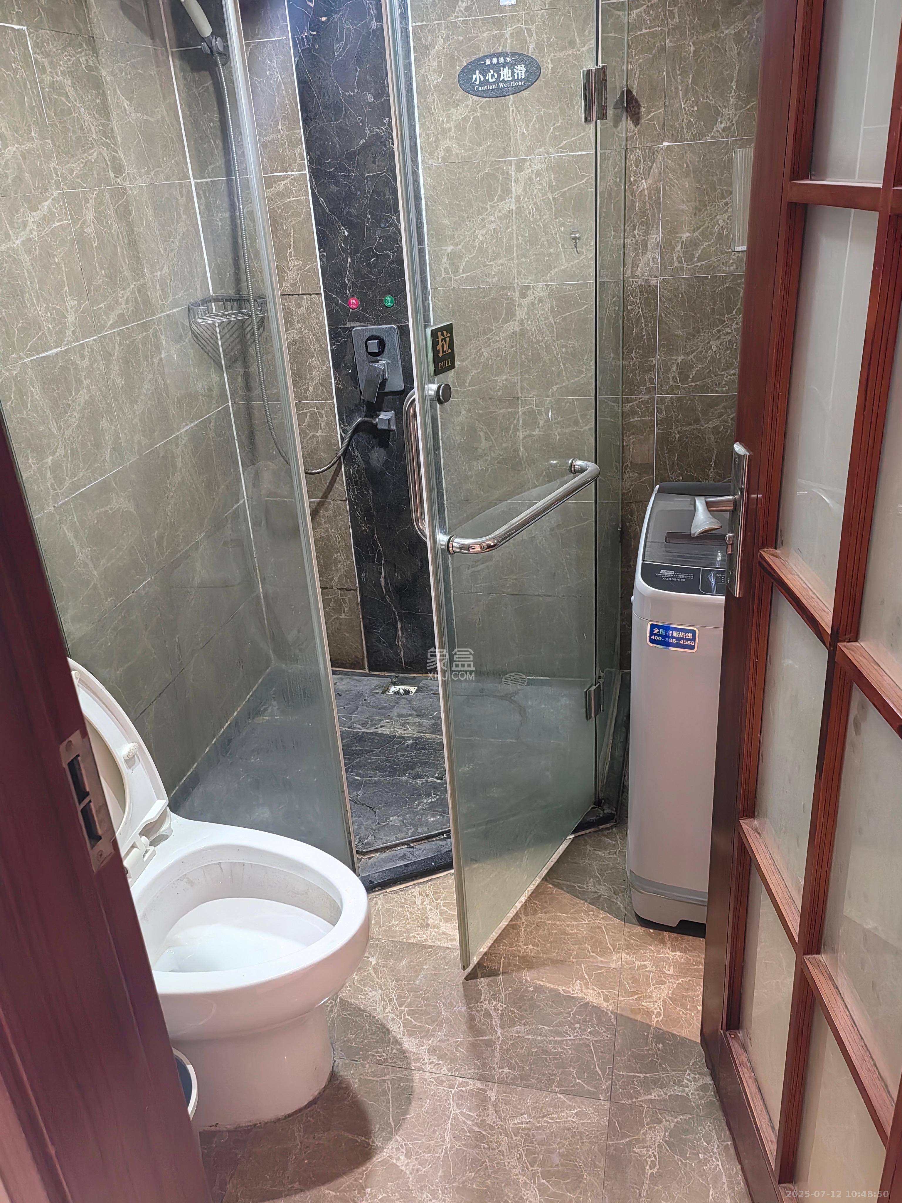 山水华景  2室1厅1卫   1300.00元/月室内图