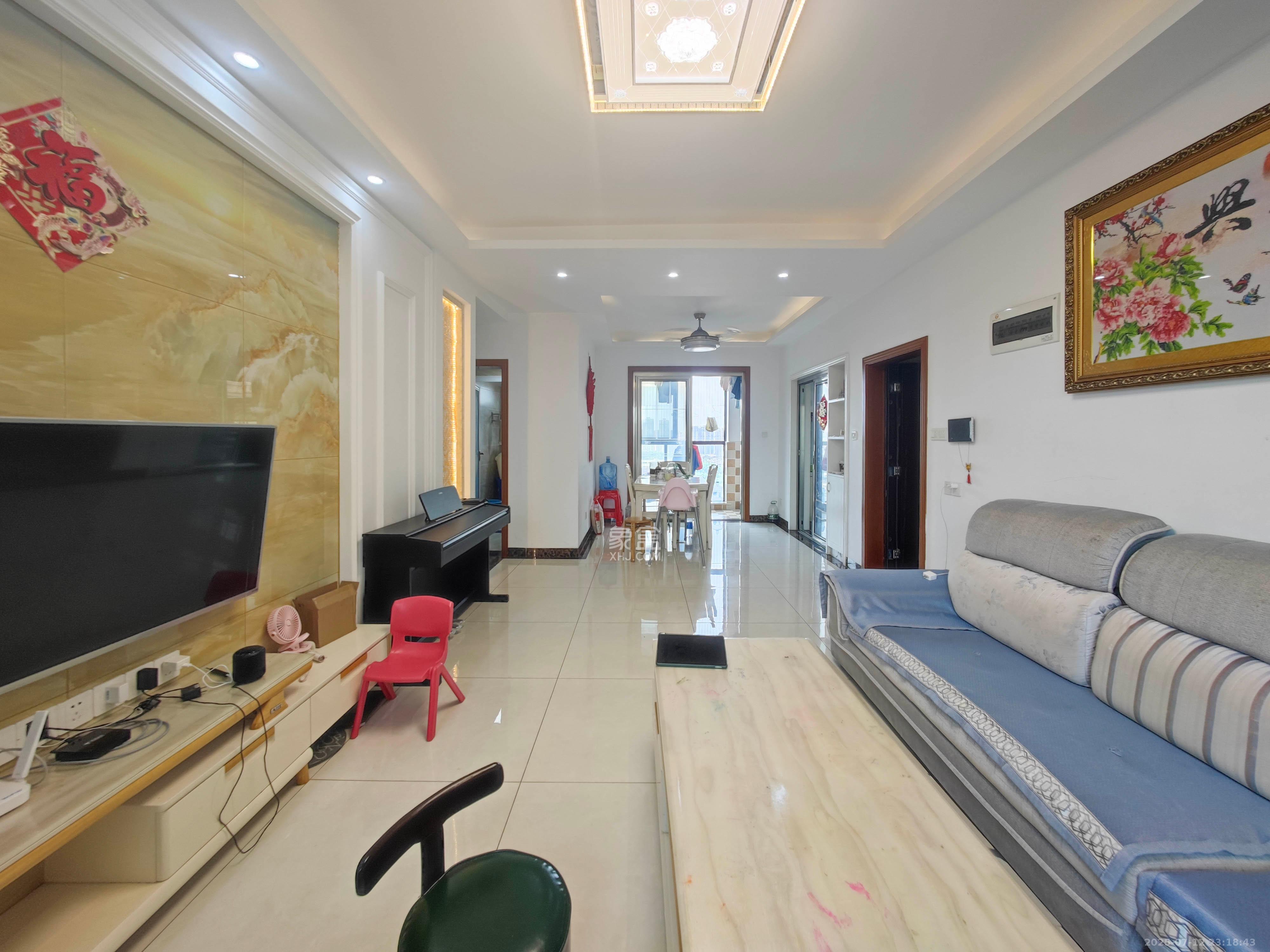 德润小区(丰升德润小区) 3室2厅2卫 107.8万 德润小区(丰升德润小区) 3室2厅2卫 107.8万客厅