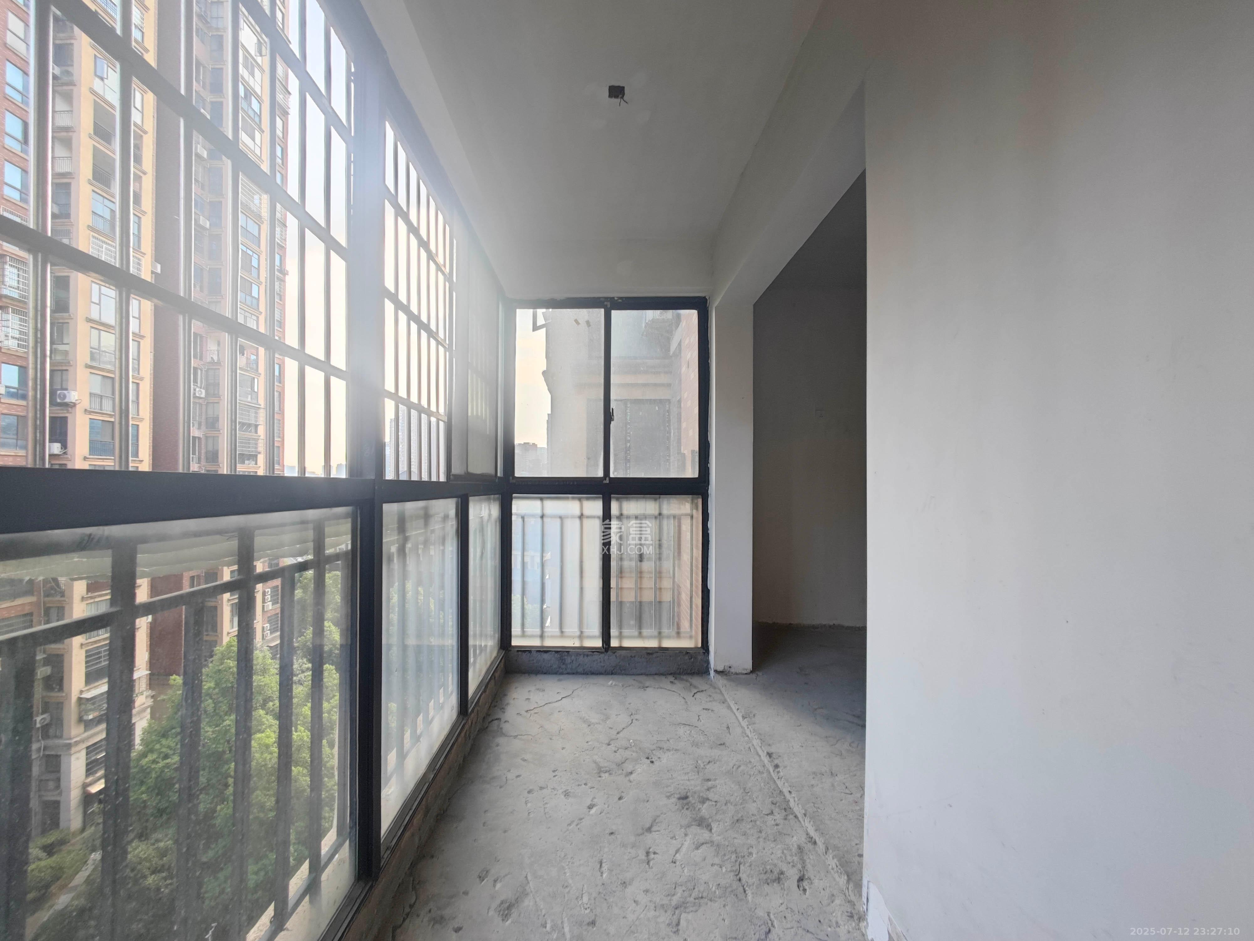 水岸天际(一期、二期) 3室2厅2卫 80.0万 水岸天际(一期、二期) 3室2厅2卫 80.0万阳台