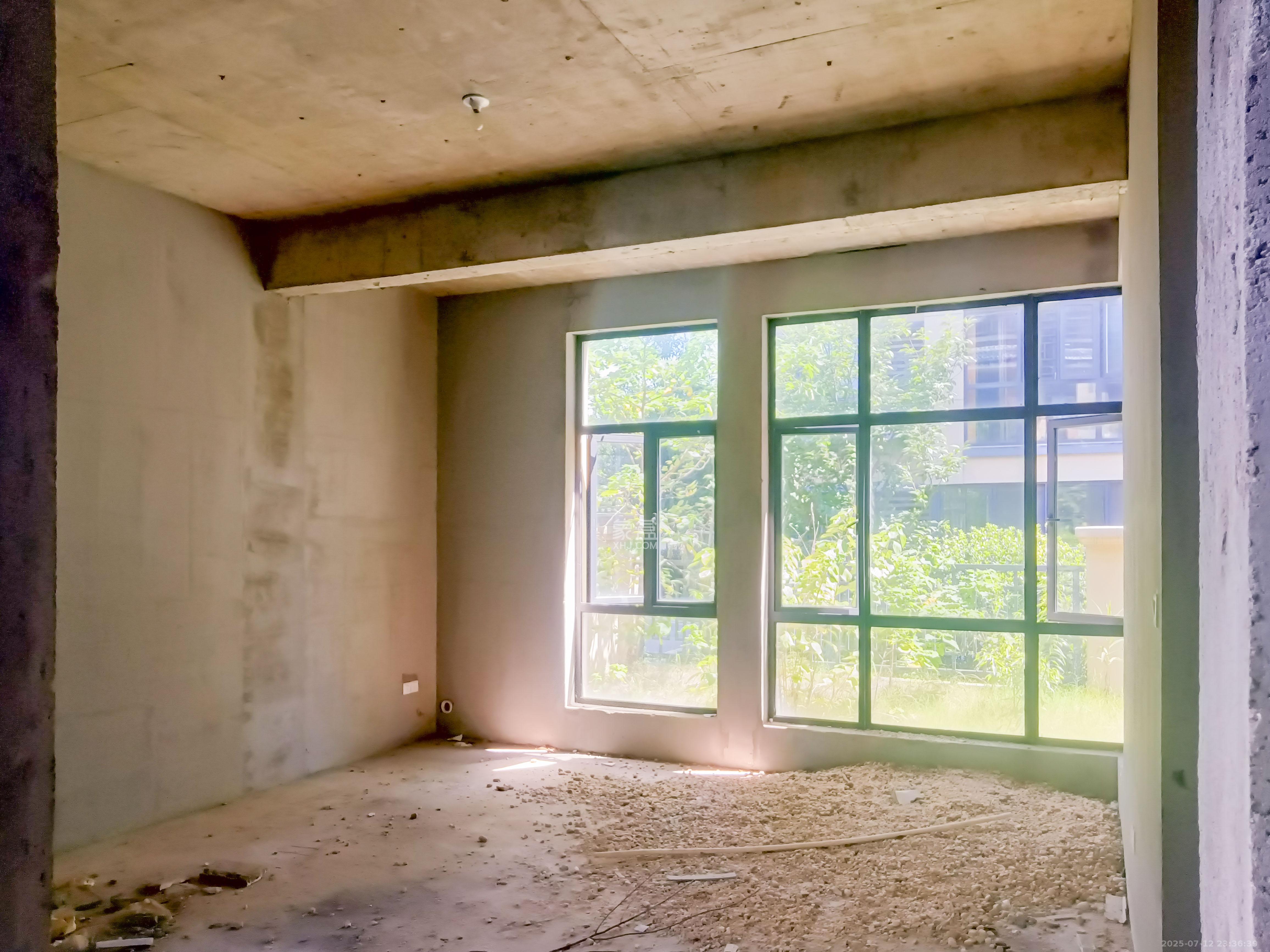 银丰龙湾花园  5室2厅3卫    238.0万 银丰龙湾花园  5室2厅3卫    238.0万