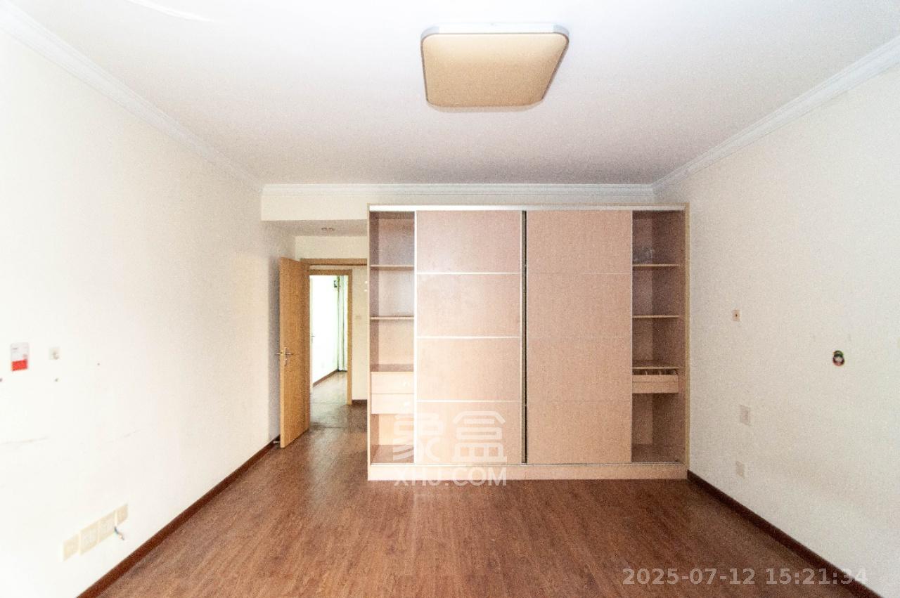 共和世家 4室2厅2卫 4200.0元/月 共和世家 4室2厅2卫 4200.0元/月室内图