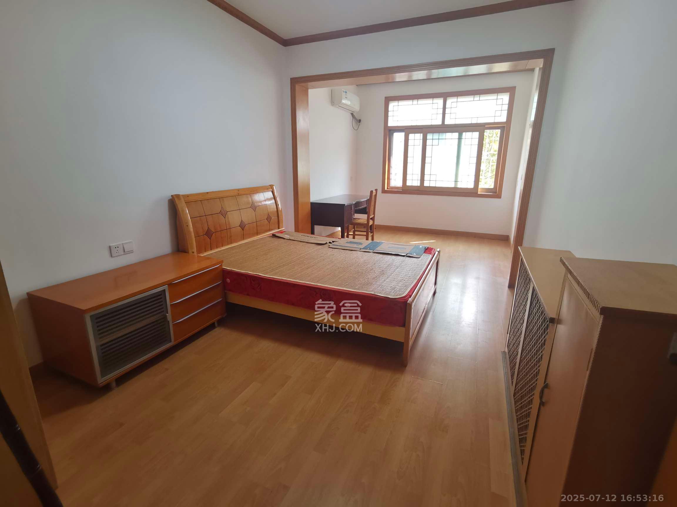 省政府机关梓园住宅区  3室1厅1卫    2300.0元/月