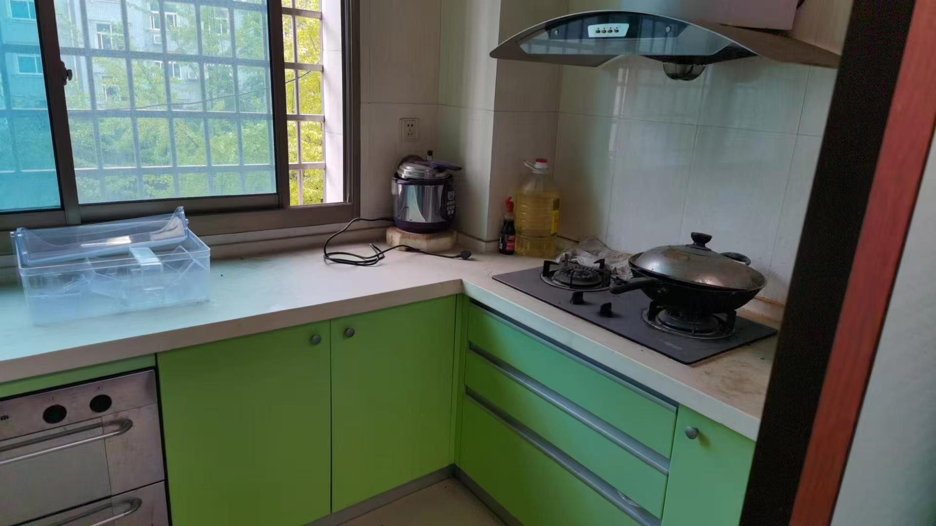 市中心血站(独栋) 4室2厅2卫 63.9万 市中心血站(独栋) 4室2厅2卫 63.9万客厅