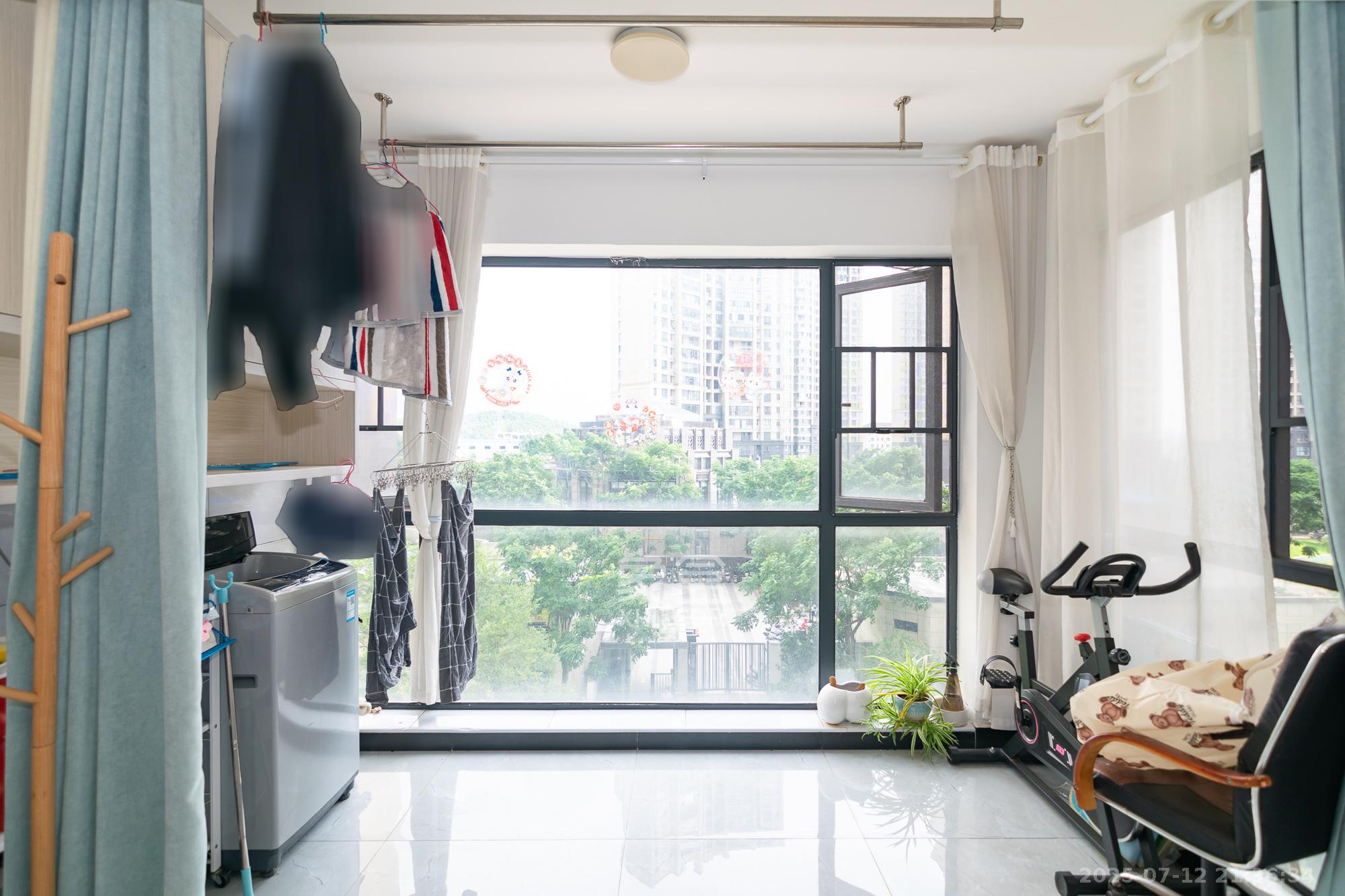 中粮鸿云  3室2厅2卫    69.8万 中粮鸿云  3室2厅2卫    69.8万阳台