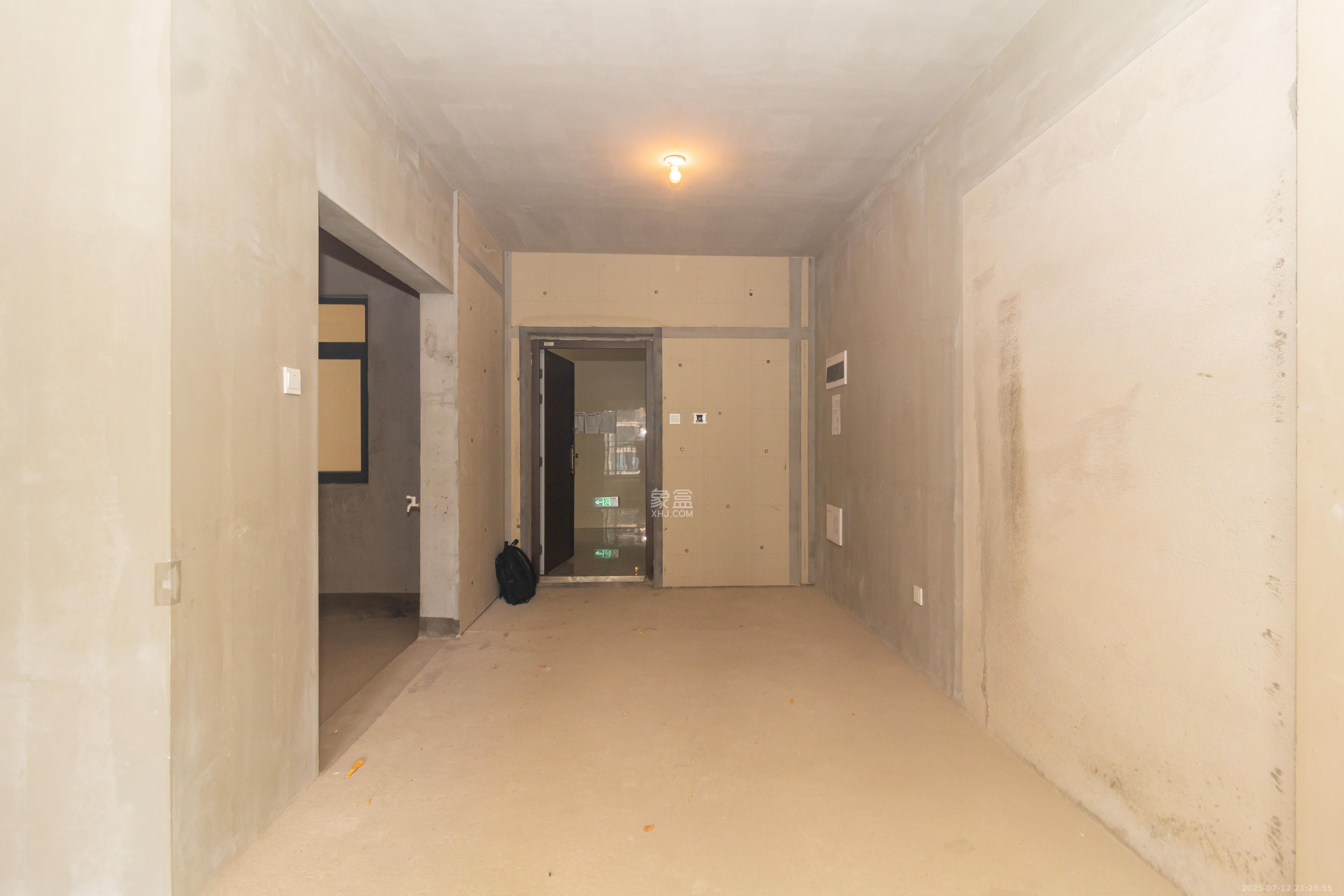 日盛湖湘花苑  3室2厅2卫    79.8万 日盛湖湘花苑  3室2厅2卫    79.8万客厅