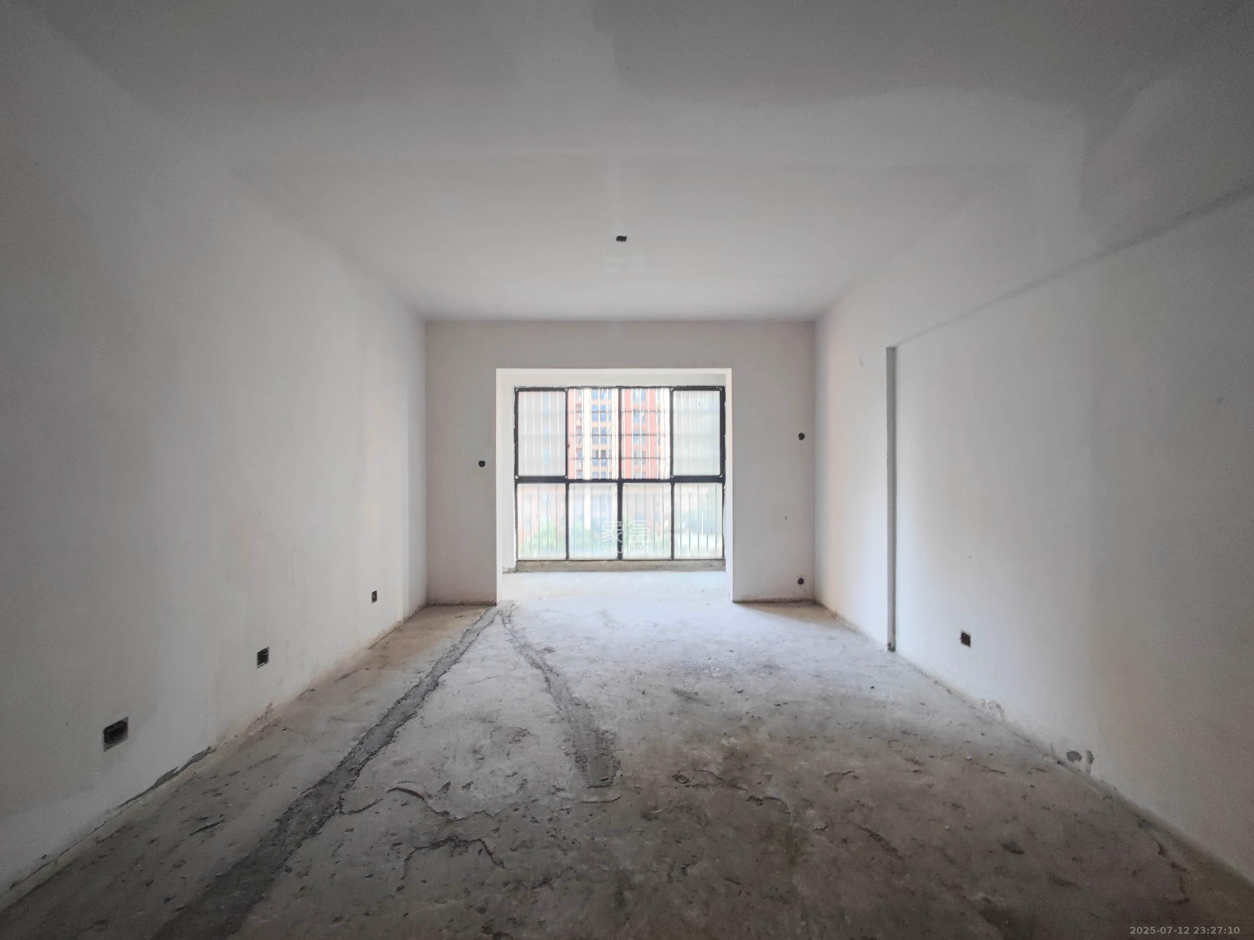 水岸天际(一期、二期) 3室2厅2卫 80.0万 水岸天际(一期、二期) 3室2厅2卫 80.0万客厅