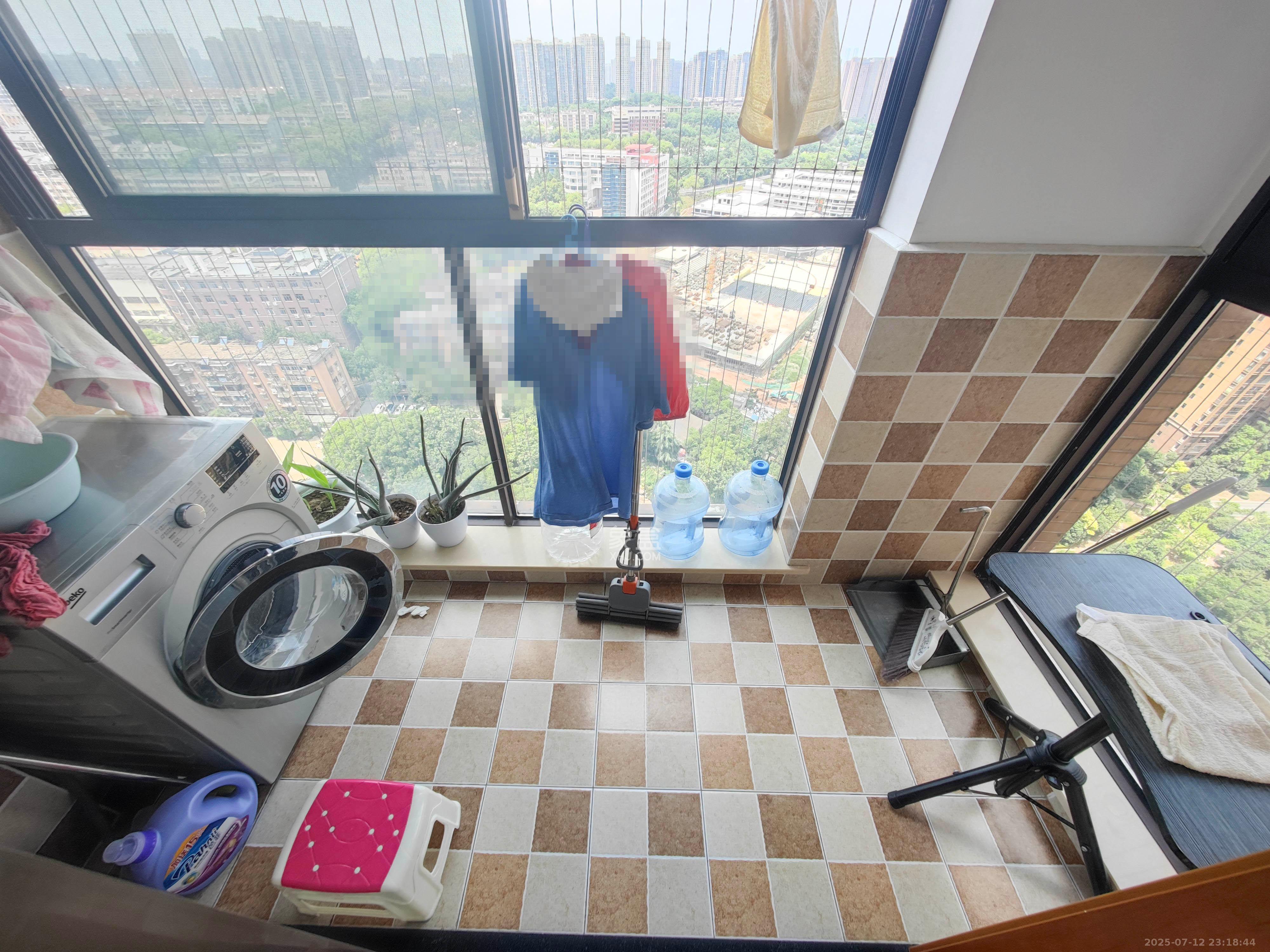 德润小区（丰升德润小区）  3室2厅2卫    107.8万阳台