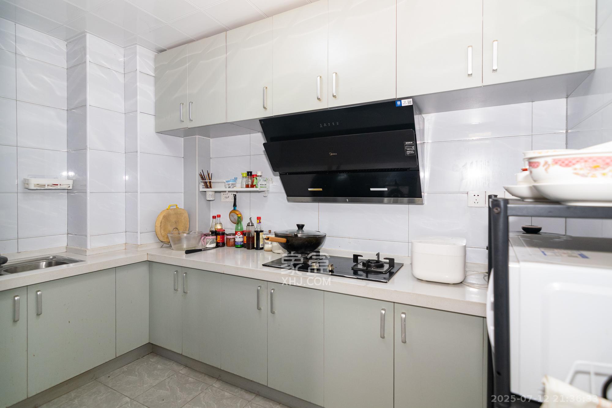 中粮鸿云  3室2厅2卫    69.8万 中粮鸿云  3室2厅2卫    69.8万厨房