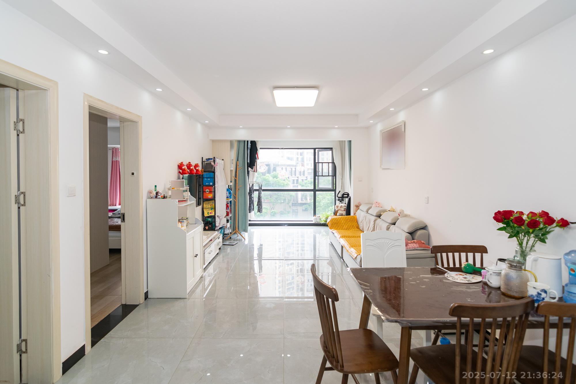 中粮鸿云  3室2厅2卫    69.8万 中粮鸿云  3室2厅2卫    69.8万客厅