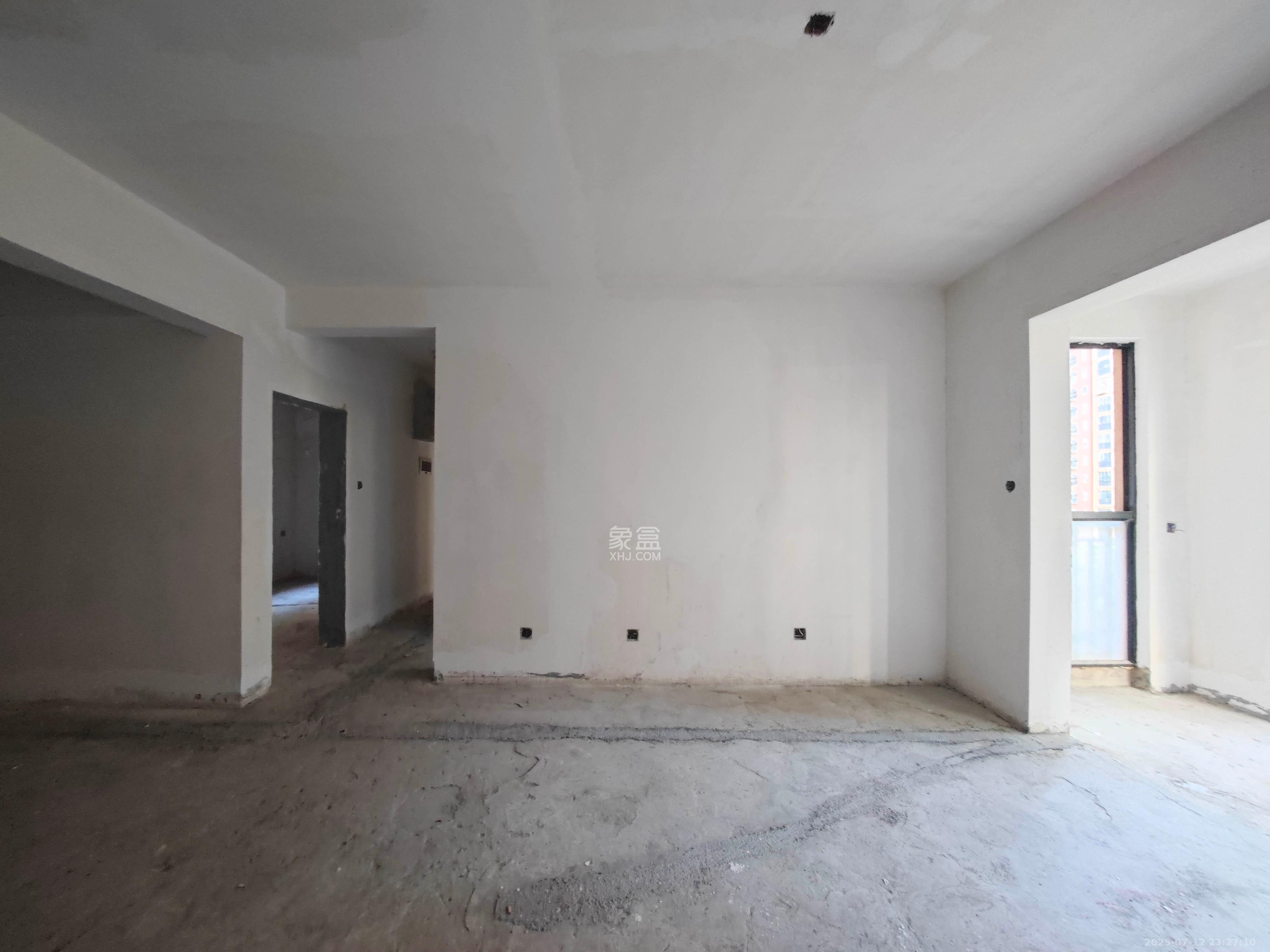 水岸天际(一期、二期) 3室2厅2卫 80.0万 水岸天际(一期、二期) 3室2厅2卫 80.0万客厅