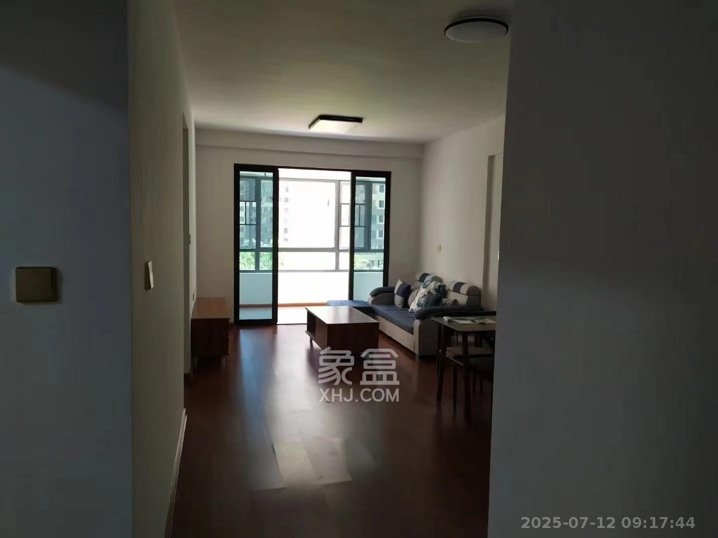 长房云时代  3室2厅1卫   2600.00元/月