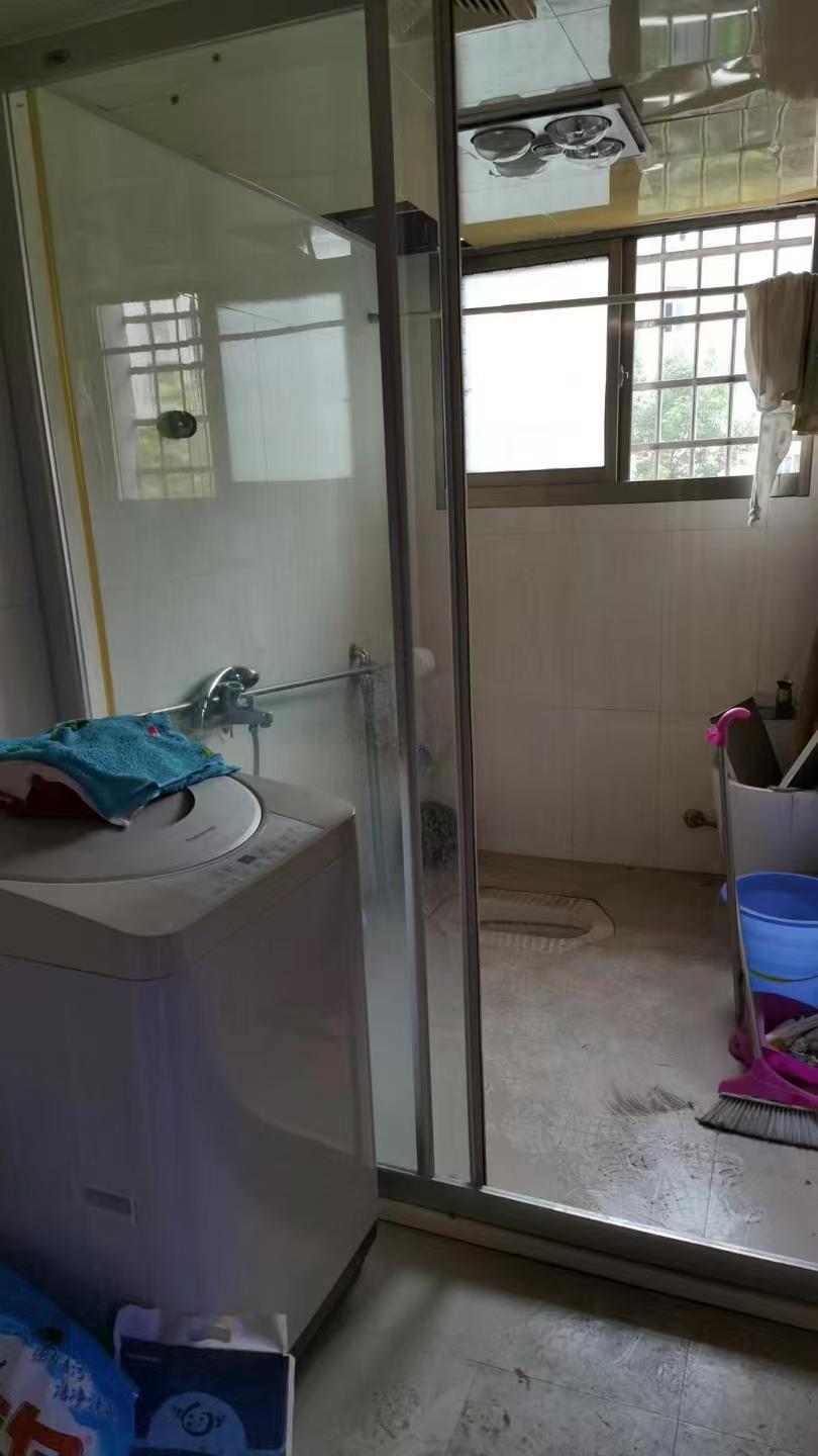 市中心血站(独栋) 4室2厅2卫 63.9万 市中心血站(独栋) 4室2厅2卫 63.9万客厅