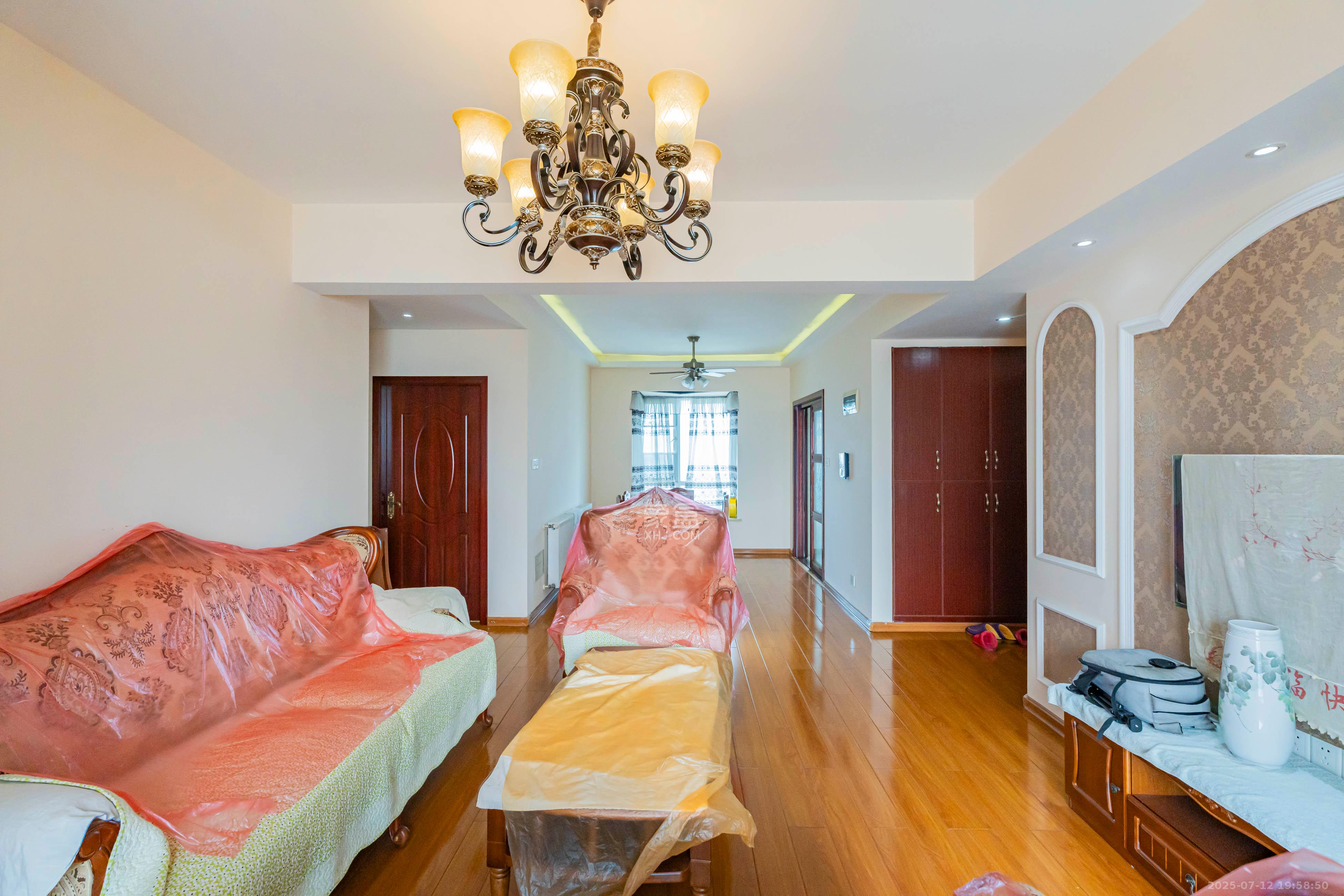 凯乐国际城  2室2厅1卫    105.0万 凯乐国际城  2室2厅1卫    105.0万客厅