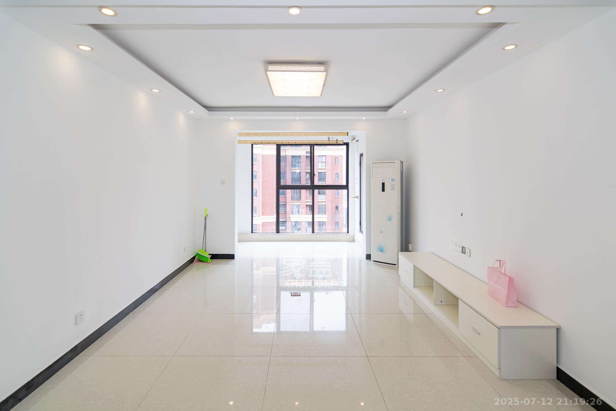 新城国际花都 3室2厅2卫 92.0万 新城国际花都 3室2厅2卫 92.0万客厅