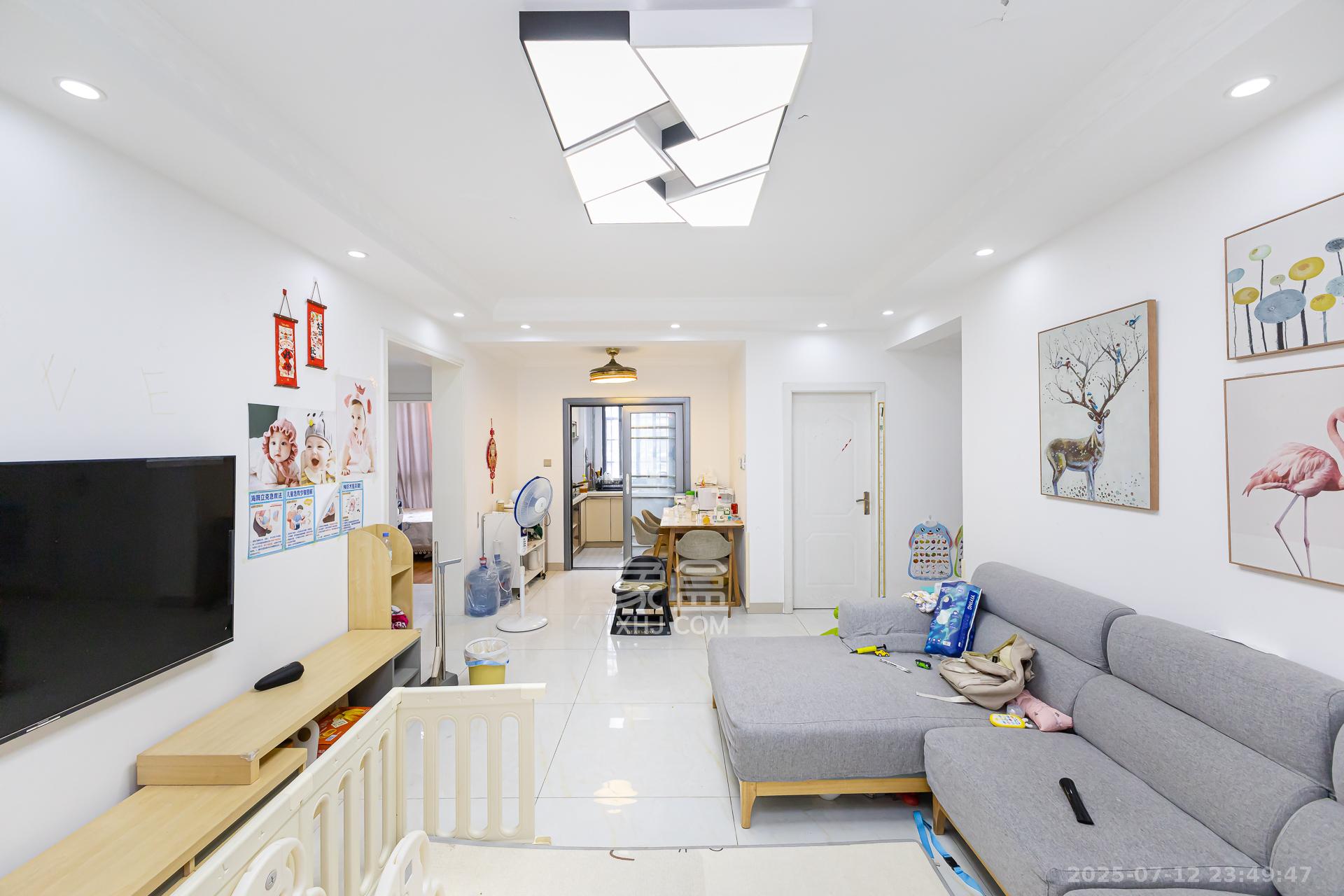 明发国际城  3室2厅2卫    88.8万客厅