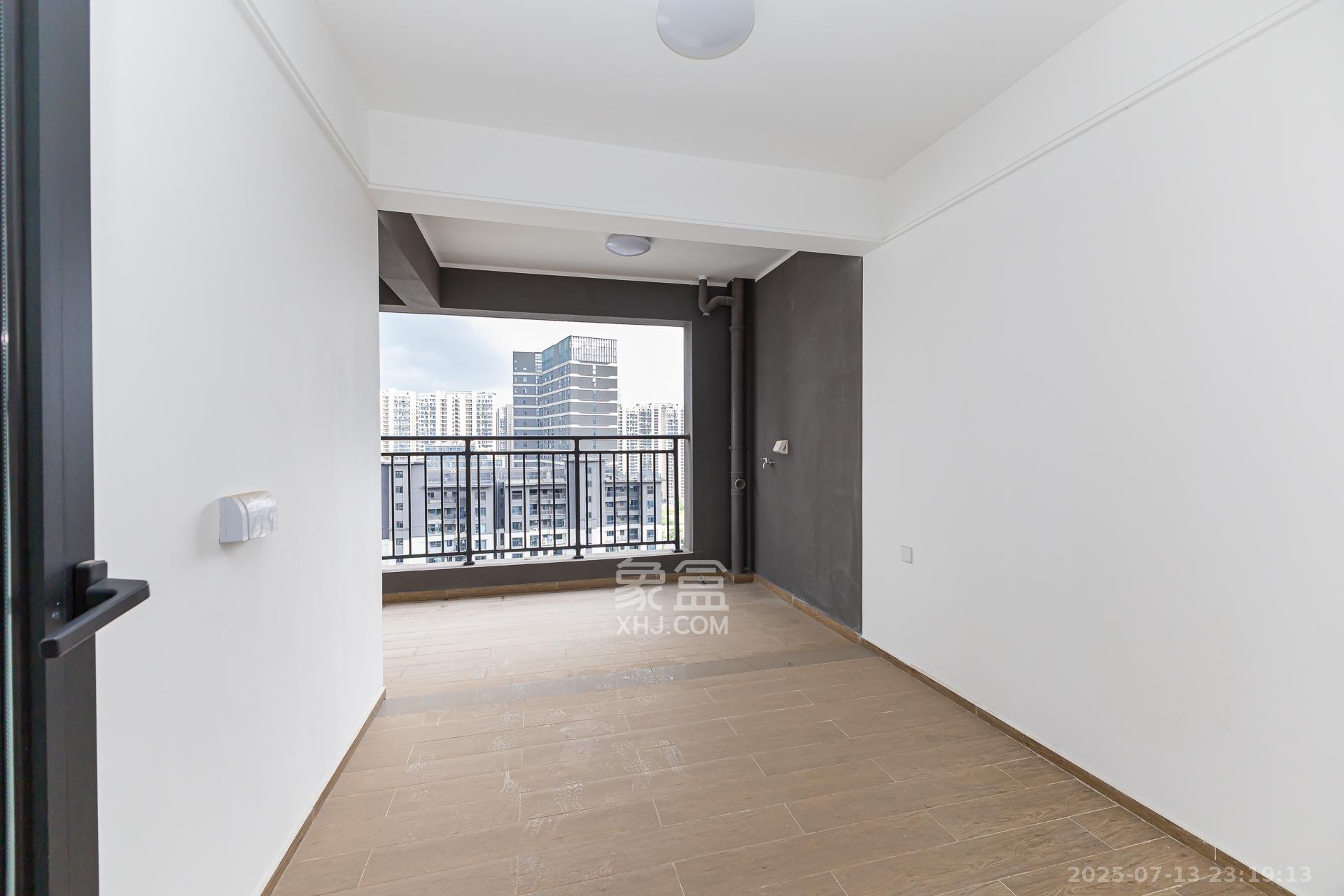 越秀湘江星汇城三期 4室2厅3卫 260.0万 越秀湘江星汇城三期 4室2厅3卫 260.0万卧室