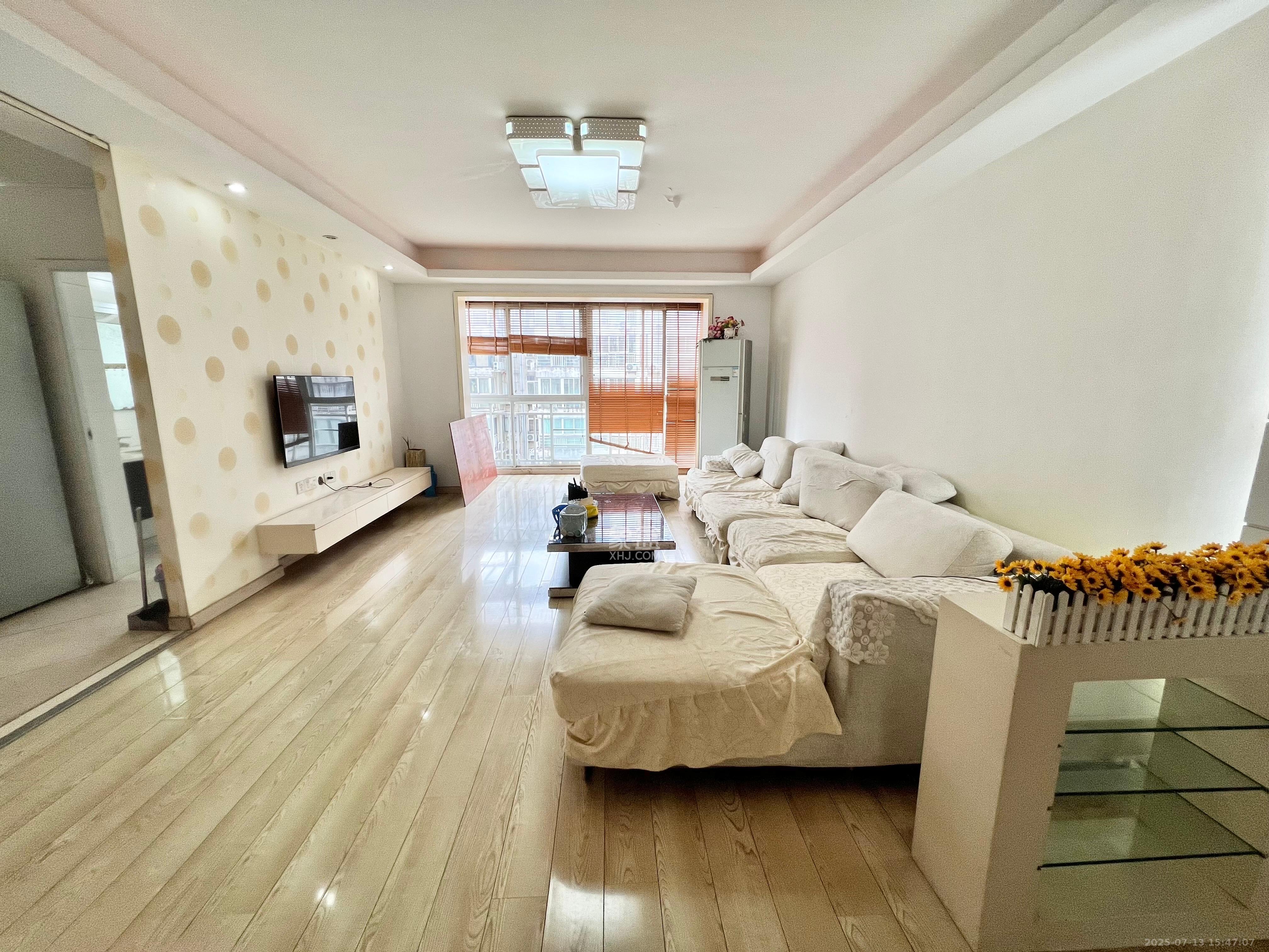 星语林名园  3室2厅2卫   2400.00元/月