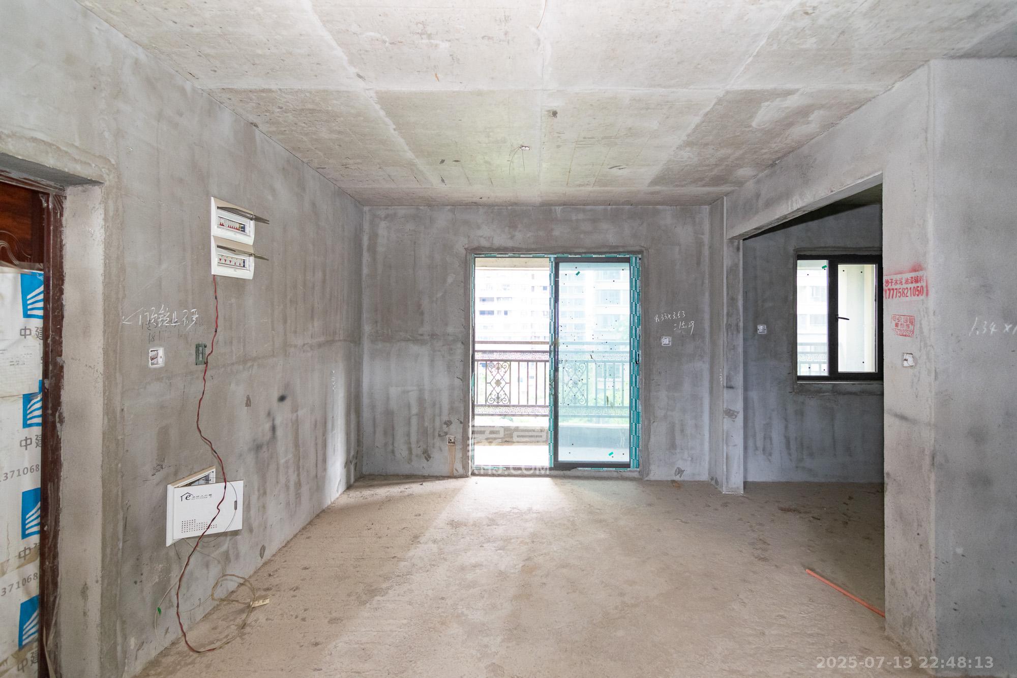 润和山水郡 4室2厅1卫 100.0万 润和山水郡 4室2厅1卫 100.0万客厅