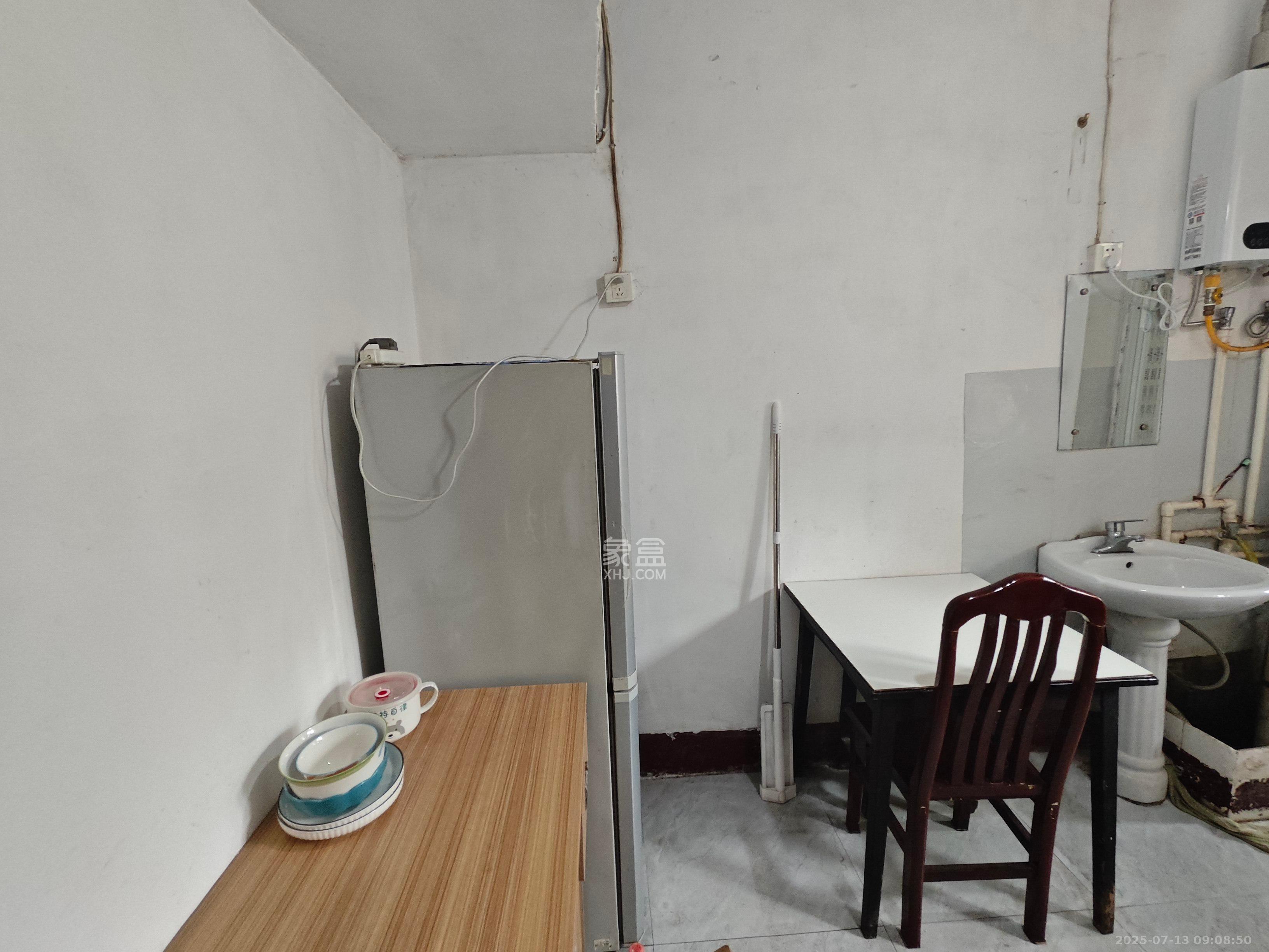 佘家塘、富雅里散盘 1室2厅1卫 1400.0元/月 佘家塘、富雅里散盘 1室2厅1卫 1400.0元/月室内图