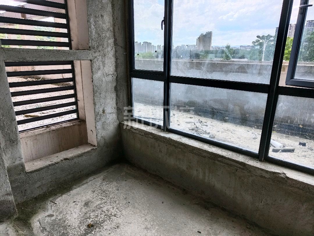 丽景水苑  3室2厅2卫   60.00万客厅